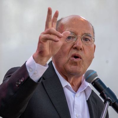 Archivaufnahme, 7. Juni 2024, Brandenburg, Potsdam: Gregor Gysi (Die Linke) spricht bei einer Wahlkampfveranstaltung seiner Partei vor der Europawahl am Brandenburger Tor. 