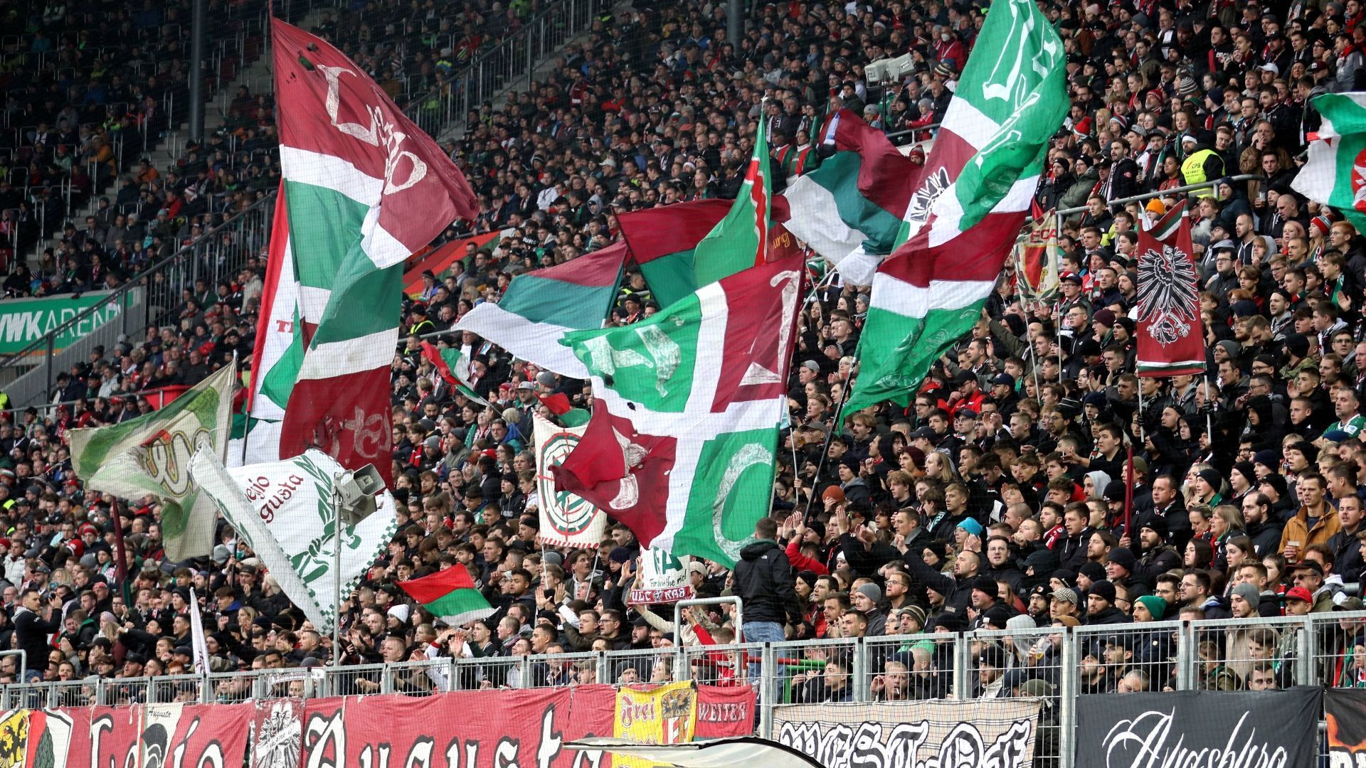 
                <strong>Platz 15 - WWK Arena (FC Augsburg)</strong><br>
                Ein ähnliches Bild ergibt sich für das Stadion des FC Augsburg. Auch in der Fuggerstadt ist das Erlebnis für die Fans des FCA noch reichlich ausbaufähig.
              