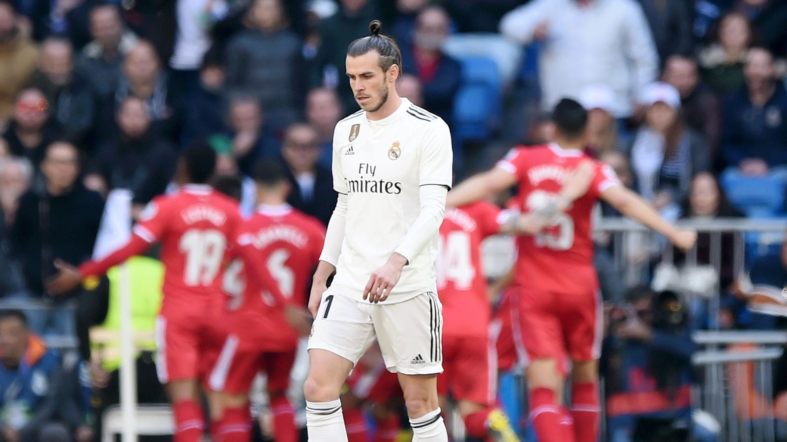 
                <strong>Nun auch Bale? Diese Stars wurden bei Real vom Hof gejagt</strong><br>
                Eigentlich sollte er nach dem Abgang des zu Juventus Turin abgewanderten Cristiano Ronaldo eine Chefrolle übernehmen. Doch Gareth Bale ist bei Real Madrid offenbar in Ungnade gefallen. Von den Teamkollegen wird er als "der Golfer" verspottet, weil er trotz ärztlicher Warnung den muskelstrapazierenden Ausgleichssport weiter betreibt. Von den Fans im Bernabeu wird er regelmäßig ausgepfiffen. Und von Trainer Santiago Solari wird er immer häufiger ignoriert. In der Hackordnung der "Königlichen" ist er längst hinter die Talente Vinicius Junior und Lucas Vazquez gefallen. Am Sonntag kam es bei Reals Sieg in Valencia gegen Levante deswegen zum Eklat.
              