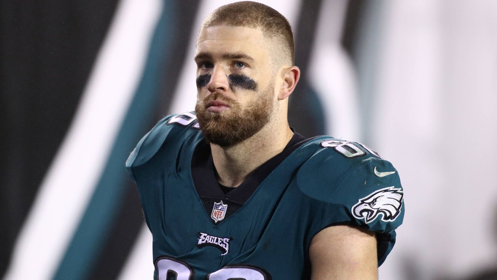 
                <strong>10. Zach Ertz (Philadelphia Eagles)</strong><br>
                Die Saison 2020 verlief für Zach Ertz alles andere als ideal. Aufgrund einer Knöchelverletzung konnte er lediglich elf Saisonspiele absolvieren. Mit 335 Receiving-Yards und lediglich einem Touchdown war er längst nicht so effektiv wie in früheren Jahren. Landete der 30-Jährige im vergangenen Jahr bei dieser Umfrage noch auf dem 3. Platz, geht es nun hinunter auf Position 10.
              