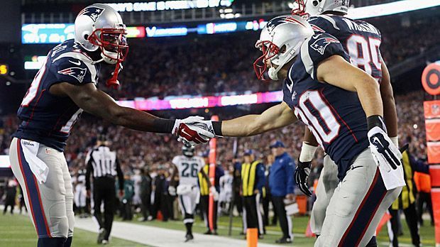 
                <strong>New England Patriots</strong><br>
                New England Patriots: Der Titelverteidiger ist dabei. Trotz einer kleinen Schwächephase mit zwei Niederlagen am Stück löst das Team aus Boston als Sieger der AFC East das Ticket schon drei Spieltage vor dem Ende der Regular Season.
              
