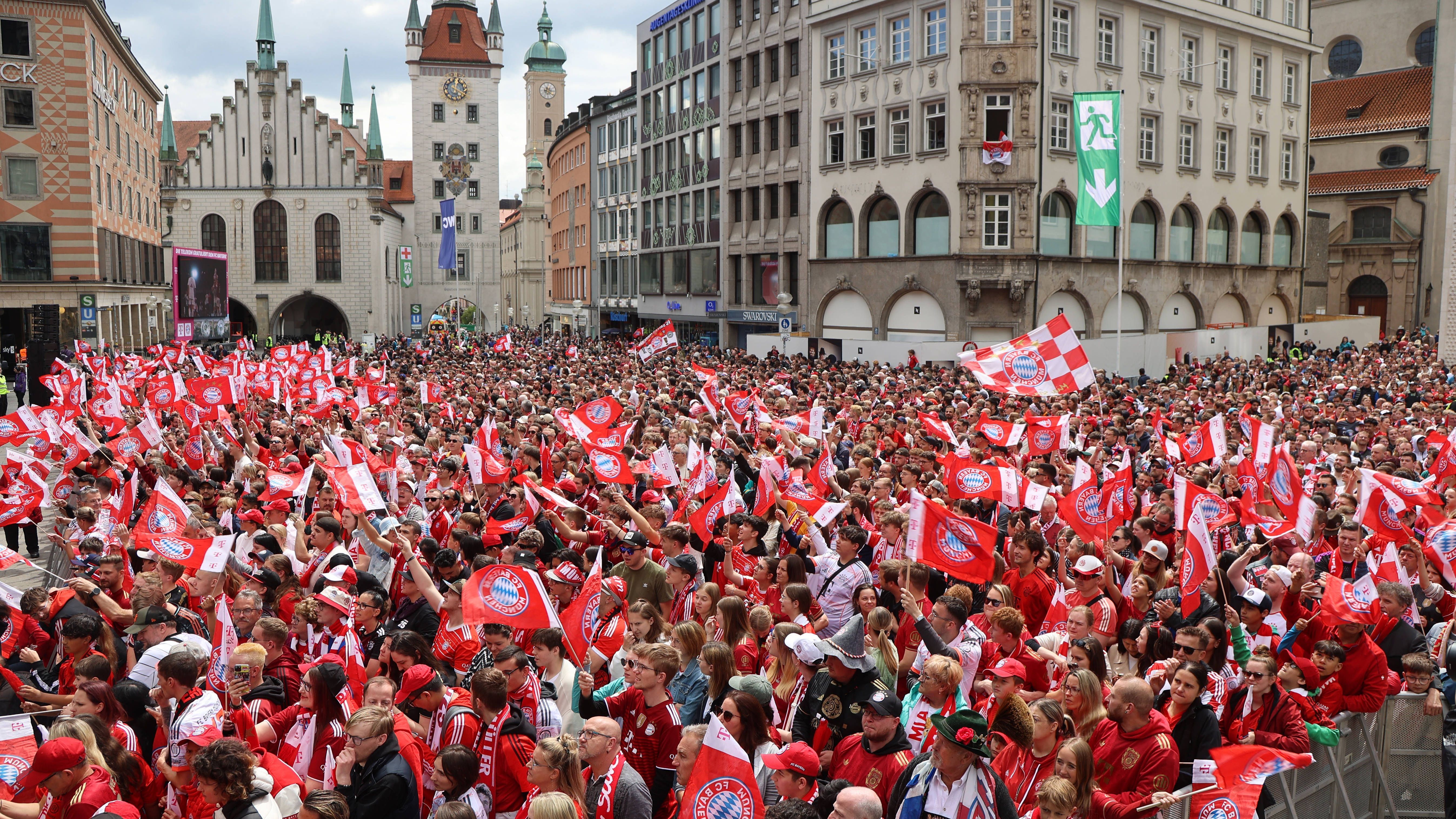 <em><strong>Die besten Bilder der Bayern-Meisterfeier</strong><br>Die Männer des FC Bayern sind Deutscher Meister, die Damen haben sogar das Double geholt. Grund genug, um am Marienplatz in München mit den Fans zu feiern. <strong>ran</strong> zeigt die besten Bilder.</em>