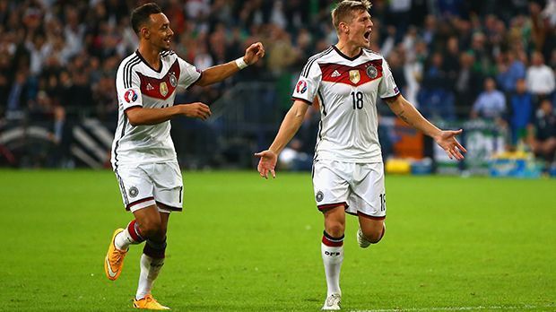 
                <strong>Toni Kroos: 180.000 Euro</strong><br>
                Toni Kroos: 180.000 Euro. Toni Kroos kommt auf neun Einsätze, darunter ein Tor im Spiel gegen Irland und eine Torvorlage. Einzig im Rückspiel gegen Gibraltar verzichtet Joachim Löw neben anderen Spielern auch auf den Star von Real Madrid.
              