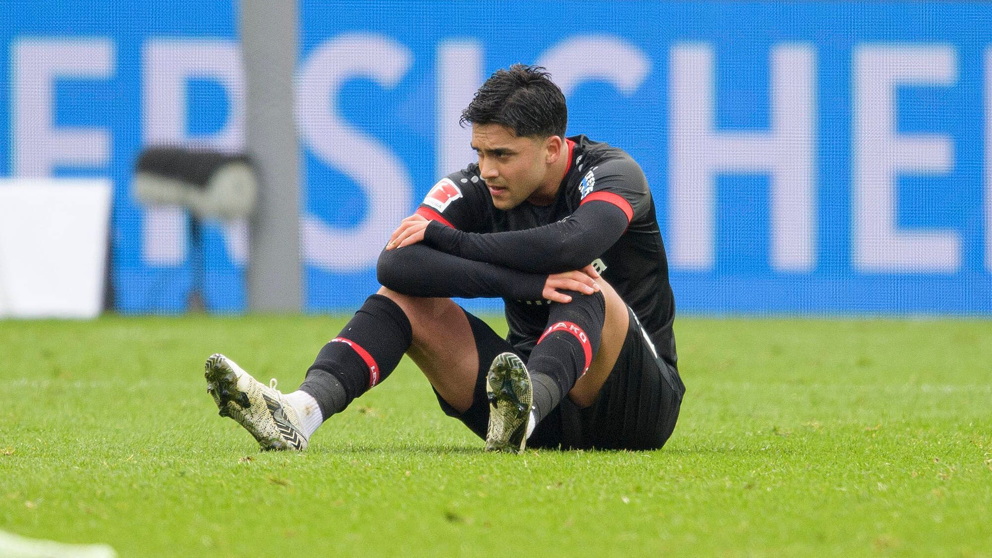 
                <strong>Platz 6: Bayer Leverkusen (40 Punkte)</strong><br>
                Rund um Weihnachten lag die Werkself noch knapp hinter den Bayern an der Spitze der Bundesliga, doch seither ist in Leverkusen ein Stück weit die Luft raus. In den vergangenen acht Spielen gab es gerade einmal zwei Siege, zu wenig für Ambitionen ganz nach oben. Der zwischenzeitlich scheinbar sichere Champions-League-Platz ist inzwischen schon vier Punkte entfernt. 
              