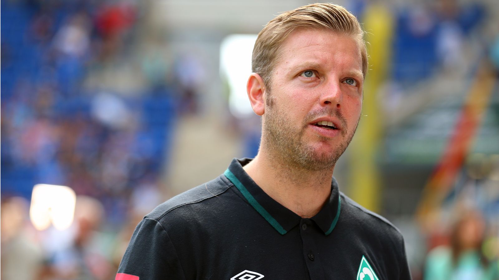 
                <strong>Florian Kohfeldt (SV Werder Bremen)</strong><br>
                Mit nur 26 Jahren beendete der heutige Bremen-Coach Florian Kohfeldt im Sommer 2009 seine aktive Karriere. Der frühere Torwart von Werder Bremen III blieb an der Weser und stieg direkt ins Trainergeschäft ein, zunächst als Assistent von Viktor Skripnik bei der U17 der Hanseaten. Später stieg Kohfeldt mit Skripnik zusammen immer weiter auf der Werder-Karriereleiter auf. Seit Oktober 2017 hat Kohfeldt nun das alleinige Sagen bei den Bremer Profis, mittlerweile stehen in der Vita des 36-Jährigen 68 Pflichtspiele auf der Bank des früheren Meisters. Die Arbeit scheint bei der Führungsetage Anklang zu finden, denn Kohfeldt hat einen langfristigen Vertrag bis 2023 in der Tasche.
              