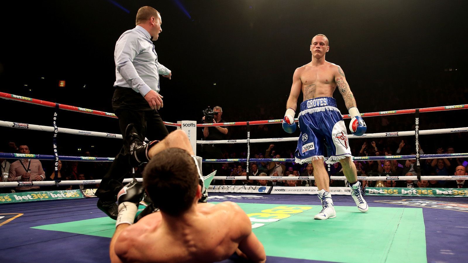 
                <strong>George Groves vs. Carl Froch 1</strong><br>
                Im November 2013 kam es nach einem wochenlangen Wortgefecht, das zum Teil weit unter der Gürtellinie geführt worden war, zum Hass-Duell mit dem zweimaligen Weltmeister Carl Froch. Der Champion unterschätzte seinen jüngeren Herausforderer und bezahlte das um ein Haar teuer. In Runde eins ging Froch nach einem knallharten Konter zum zweiten Mal in seiner Karriere zu Boden und rettete sich gerade so in die Ringpause.
              