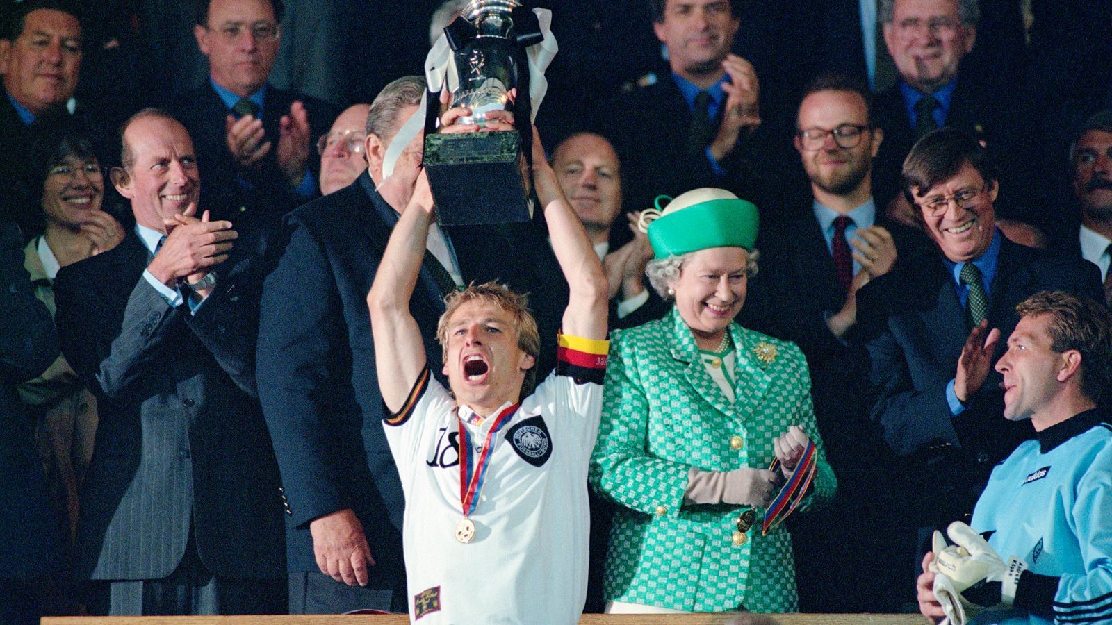 
                <strong>Jürgen Klinsmann</strong><br>
                Welt- und Europameister können sich nicht viele nennen - Jürgen Klinsmann kann es. Der Stürmer war 1990 wichtiger Bestandteil der Weltmeistermannschaft - erzielte unter anderem das 1:0 im Achtelfinale gegen die Niederlande - und war Kapitän des 1996er-Teams, das sich zum Europameister krönte. Insgesamt bestritt er 108 Länderspiele und erzielte dabei 47 Tore. Zudem war er von 2004 bis 2006 Bundestrainer und führte die Nationalmannschaft beim Sommermärchen der WM 2006 auf Platz drei. Auf Vereinsebene gewann er 1991 mit Inter Mailand und 1996 mit dem FC Bayern den UEFA Cup, wurde 1997 mit den Münchnern Deutscher Meister und Bundesliga-Torschützenkönig beim VfB Stuttgart in der Saison 1987/88.
              