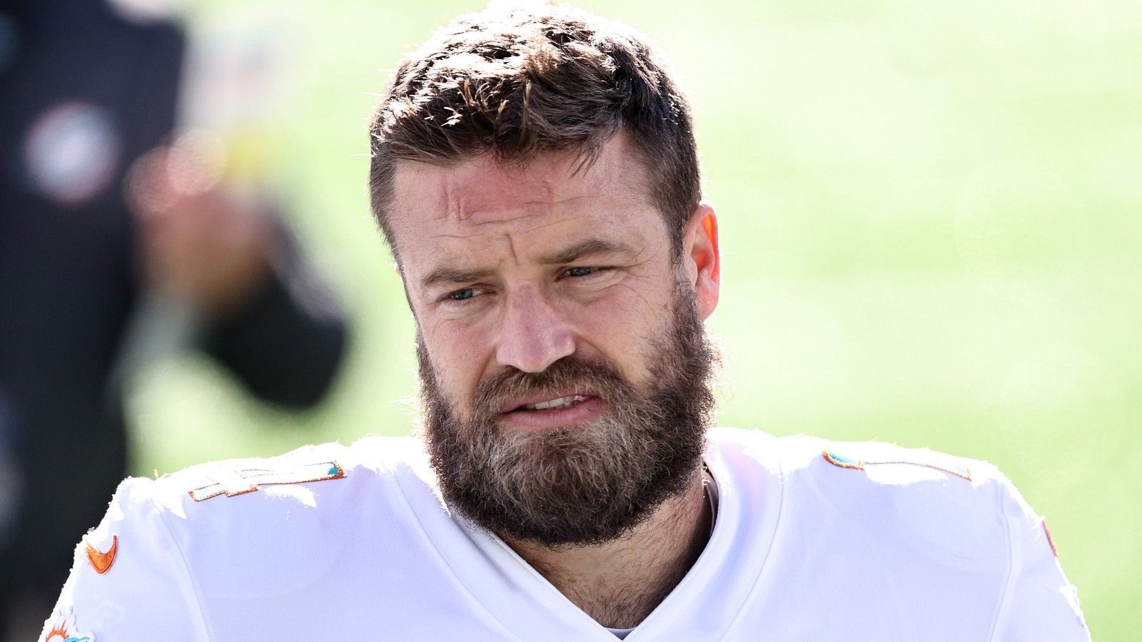 
                <strong>Ryan Fitzpatrick (Miami Dolphins)</strong><br>
                Mit Ryan Fitzpatrick als Starter gingen die Miami Dolphins in die Saison, bis "Fitzmagic" plötzlich durch den gedraftete Tua Tagovailoa ersetzt wurde. Die Entscheidung der Franchise traf Fitzpatrick sehr und ließ ihn an seiner NFL-Zukunft zweifeln. Zwischenzeitlich stand der 37-Jährige aufgrund einer Verletzung des Youngsters wieder auf dem Feld, seine Zukunft bleibt aber ungewiss. "Ich bin immer bereit zu gehen", kündigte er nach seiner Degradierung an. Von Karriereende bis Vertragsverlängerung oder Wechsel ist alles möglich. Aktuell versucht Fitzpatrick seine Rolle als Backup zu akzeptieren und Tagovailoa eine Stütze zu sein.
              