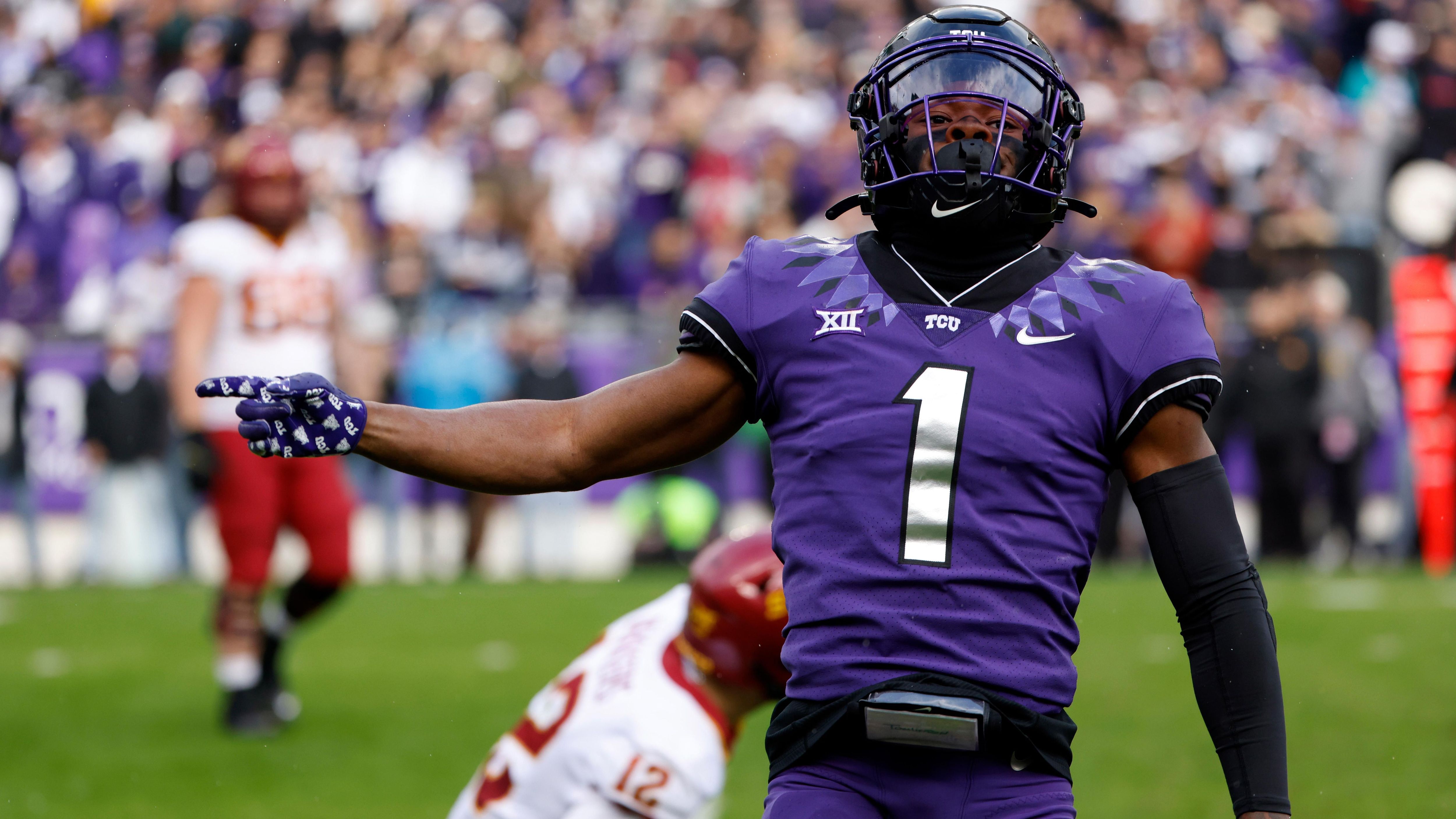 
                <strong>TCU Horned Frogs:  Tre'Vius Hodges-Tomlinson</strong><br>
                Auch in der Defense sind die Horned Frogs gut aufgestellt. Cornerback Tre'Vius Hodges-Tomlinson ist zwar nur 1,75-Meter groß, doch überzeugt durch seine hohe Agilität. Drei Interceptions und 45 Tackles stehen bei ihm zu Buche.
              