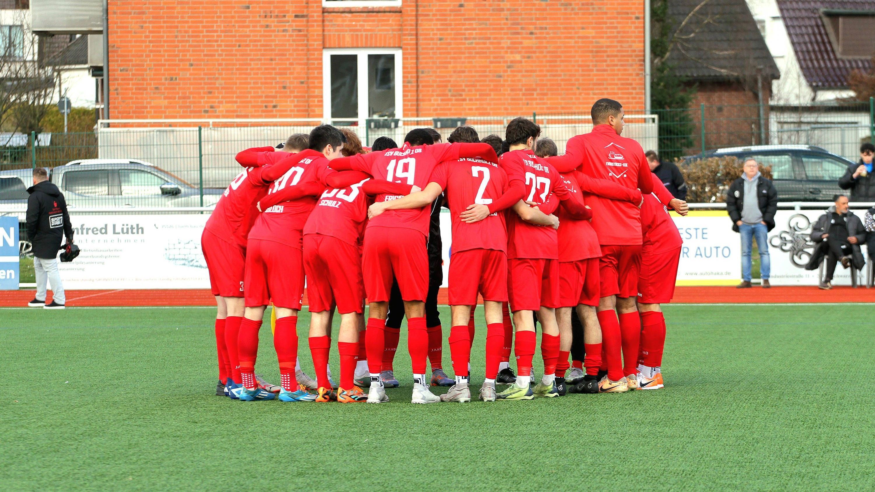 <strong>In einem Landespokal-Spiel fallen 55 Tore</strong><br>Es klingelte nicht einmal alle zwei Minuten im Tor des Moorburger TSV aus der Kreisklasse B im Spiel des Landespokals Hamburg gegen den TSV Buchholz (Foto). Der Oberligist setzte sich am Ende mit 53:2 durch. Am treffsichersten zeigten sich Jakob Schulz und Andre Fricke mit jeweils acht Toren. Für den Außenseiter hatte es schon im Jahr zuvor ein 2:40 gegen den ebenfalls in der Oberliga spielenden FC Süderelbe gesetzt.