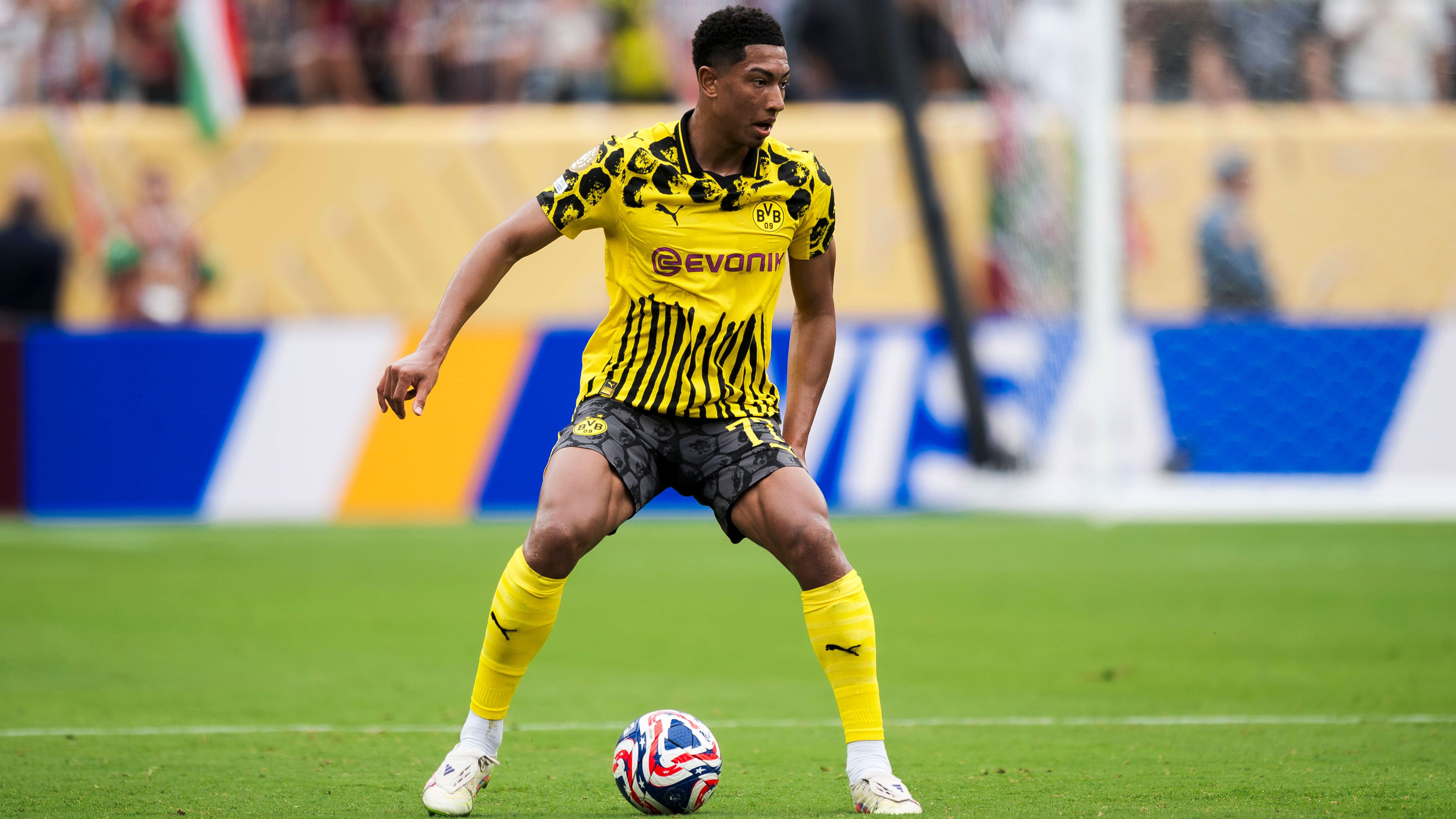 <strong>Borussia Dortmund</strong><br><em><strong>Zugänge:</strong></em><br>Jobe Bellingham (AFC Sunderland, Ablöse: 30,5 Mio. Euro)<br>Yan Couto (Manchester City, Ablöse: 20 Mio. Euro)<br>Daniel Svensson (Nordsjaelland, Ablöse: 6,5 Mio. Euro)<br>Patrick Drewes (VfL Bochum, Ablöse: 250.000 Euro)<br><br><strong><em>Abgänge:</em></strong><br>Jamie Gittens (FC Chelsea, Ablöse: 64,3 Mio. Euro)<br>Soumaila Coulibaly (Racing Straßburg, Ablöse: 7,5 Mio. Euro)<br>Youssoufa Moukoko (FC Kopenhagen, Ablöse: 5 Mio. Euro)<br>Kjell Wätjen (VfL Bochum, Leihe)<br>Marcel Lotka (Fortuna Düsseldorf, ablösefrei)