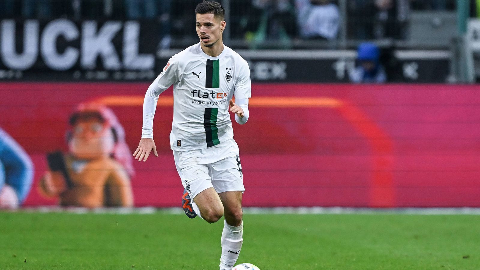 
                <strong>Julian Weigl</strong><br>
                Auf Leihbasis von Benfica Lissabon steht der aktuell verletzte Julian Weigl noch bei Gladbach unter Vertrag. Die Leihe wird am Ende der Saison beendet, wie es danach weitergeht, ist noch offen. Die Borussia würde den Mittelfeldspieler wohl gerne halten, doch es gibt auch Interessenten aus dem Ausland. Laut türkischen Medienberichten ist auch Fenerbahce Istanbul mit Weigls Ex-Trainer Jorge Jesus interessiert.
              