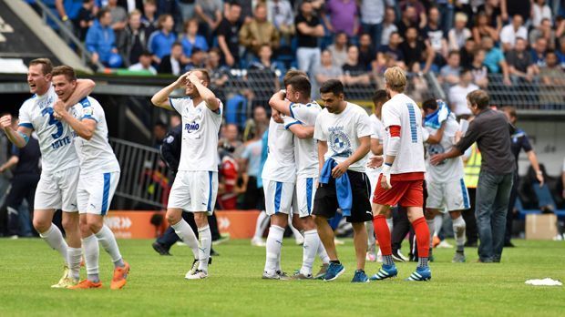 
                <strong>Erfolgreicher zweiter Anlauf</strong><br>
                Im Mai 2016 war Waldhof Mannheim der Gegner, und nach einem 0:0 auf eigenem Platz gewannen die Sportfreunde in Mannheim 2:0: Der Aufstieg in die 3. Liga und damit der größte Erfolg der Vereinsgeschichte war perfekt.
              