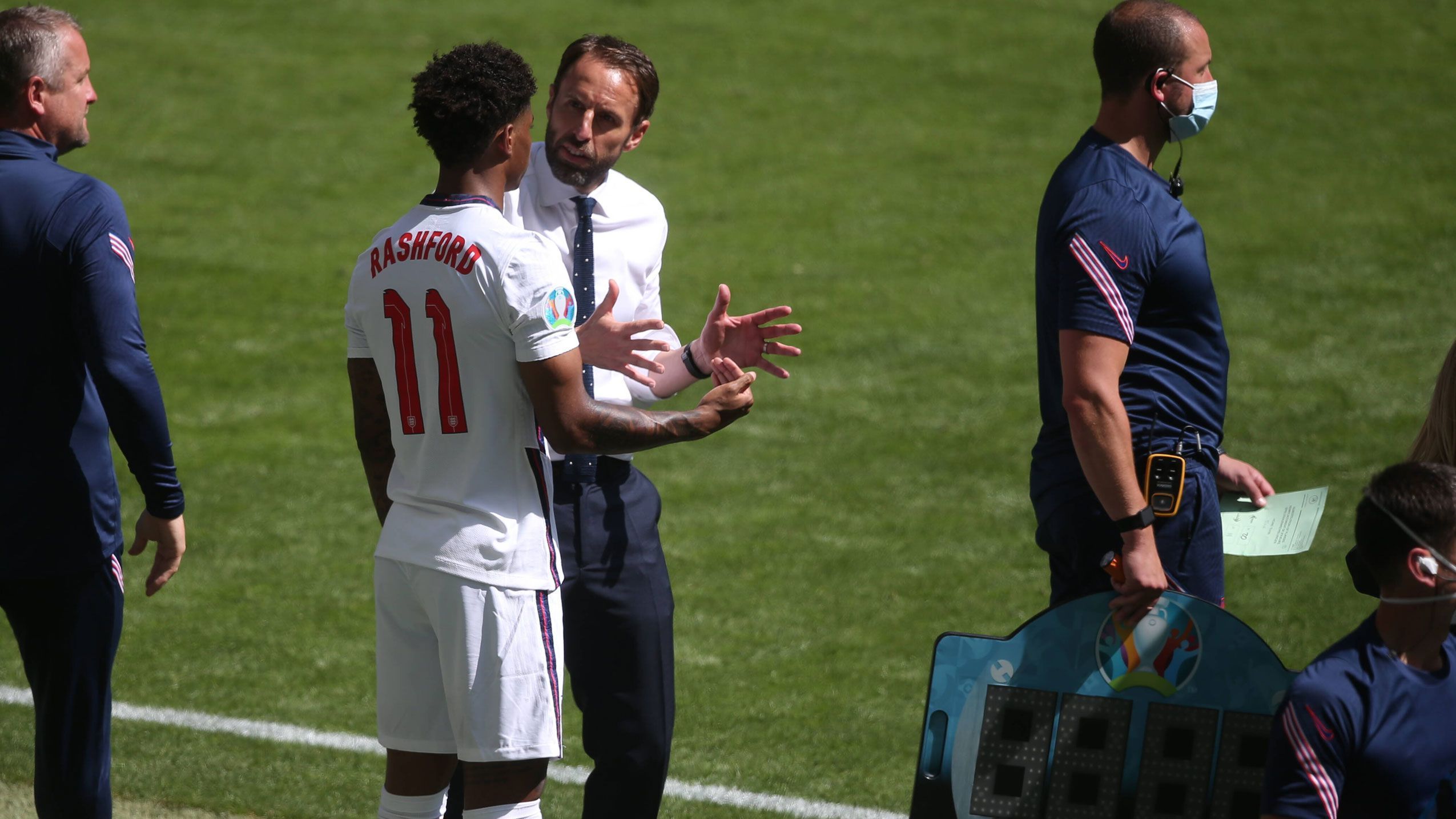 
                <strong>Marcus Rashford (England)</strong><br>
                Soll ab der 71. Minute nochmal für neue Impulse in der Offensive der Engländer sorgen, denn die lässt in den zweiten 45 Minuten deutlich nach. Doch auch Rashford kann nur wenig neue Ideen einbringen. ran-Note: 4
              