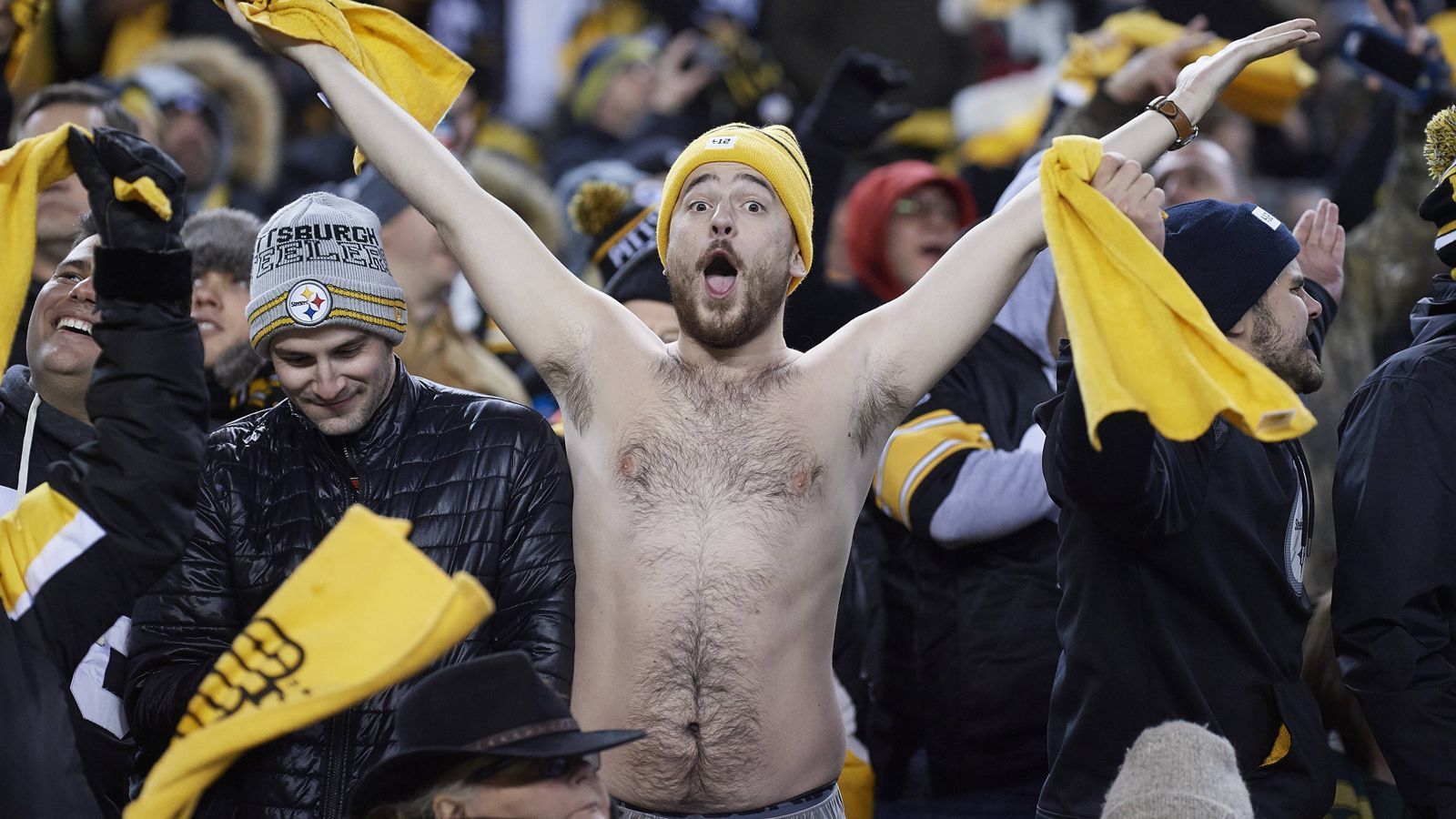 
                <strong>Las Vegas Raiders at Pittsburgh Steelers </strong><br>
                Erwartete Temperatur: - 11 GradDie Raiders reisen nach vier Siegen aus den letzten fünf Spielen als eines der aktuell heißesten Teams der NFL nach Pittsburgh. Bei den Steelers wollen Derrick Carr, Davante Adams und Co. trotz erwarteter Temperaturen von umgerechnet rund minus elf Grad Celsius ihre Siegesserie der vergangenen Woche ausbauen und weiter die Playoffs im Blick behalten. Den Fans der Steelers scheinen starke Temperaturschwankungen derweil wohl nicht viel auszumachen.
              