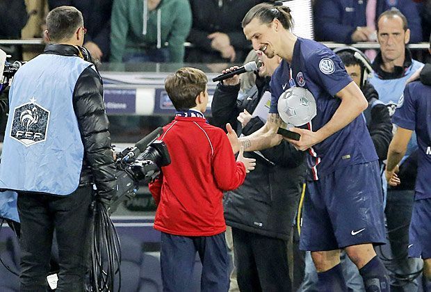 
                <strong>Ibrahimovic ballert sich in den 100er-Klub</strong><br>
                Nach dem Schlusspfiff nimmt Zlatan noch eine Trophäe für seinen Jubiläumstreffer entgegen und bedankt sich artig bei dem jungen Fan.
              