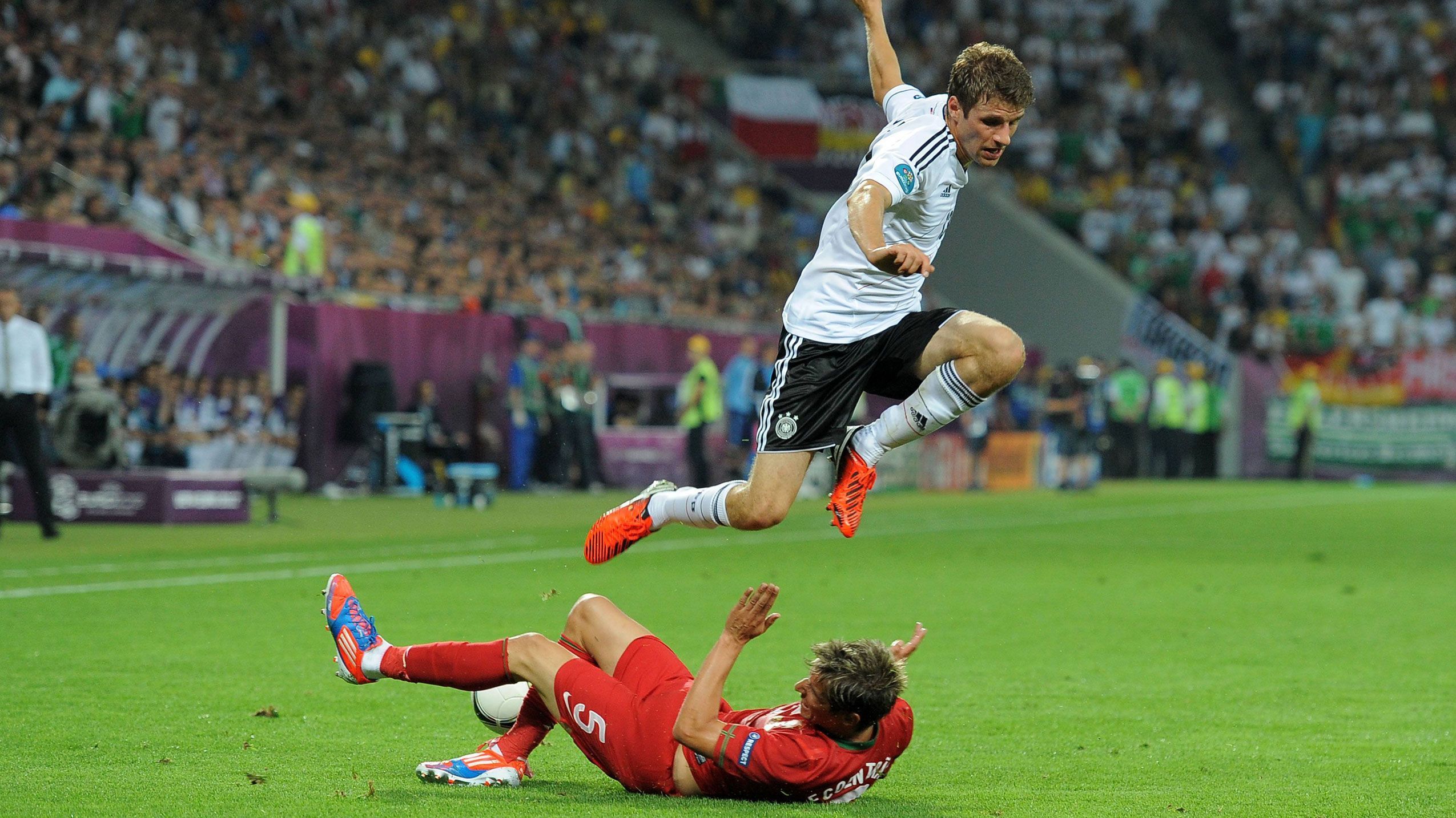 
                <strong>EM Gruppenphase 2012: GER - POR 1:0</strong><br>
                Vier Jahre später folgte das nächste Duell gegen CR7 und Co. Und die Deutsche Nationalmannschaft machte den nächsten Erfolg perfekt. Matchwinnner beim knappen 1:0 in der Gruppenphase war kein geringerer als Top-Goalgetter Mario Gomez. Nach einem Sieg im Viertelfinale gegen Griechenland, war für die DFB-Auswahl dann im Halbfinale Schluss. Gegen Italien ballerte uns Mario Balotelli im Alleingang aus dem Turnier. 
              