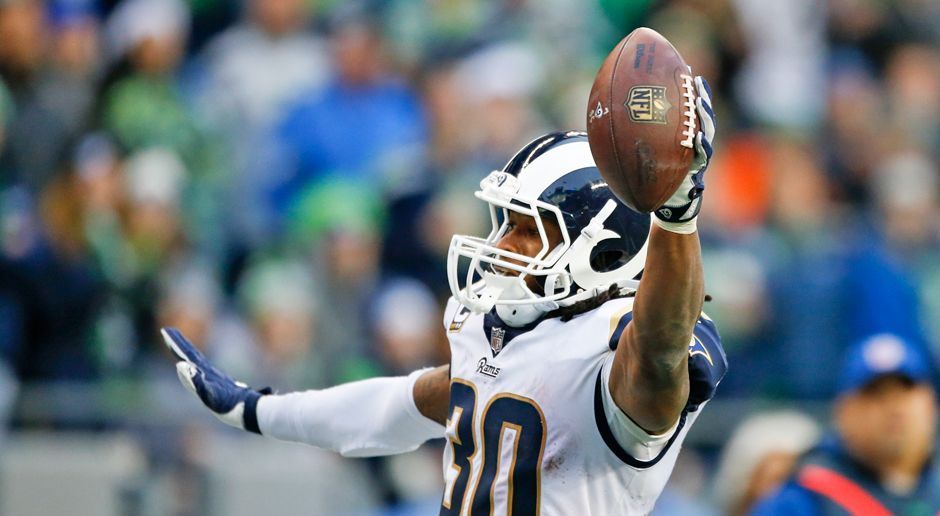 
                <strong>Offensive Player of the Year: Todd Gurley</strong><br>
                Zumindest die Auszeichung als Offensive Player of the Year muss sich Gurley bei uns mit keinem anderen Spieler teilen. 19 Touchdowns erzielte der 23-Jährige 2017 insgesamt - mehr als jeder andere NFL-Star in dieser Spielzeit. Kein Wunder also, dass Gurley 14 der 23 Stimmen erhielt.Platz 2: Antonio Brown und Tom Brady (beide 4 Stimmen)
              
