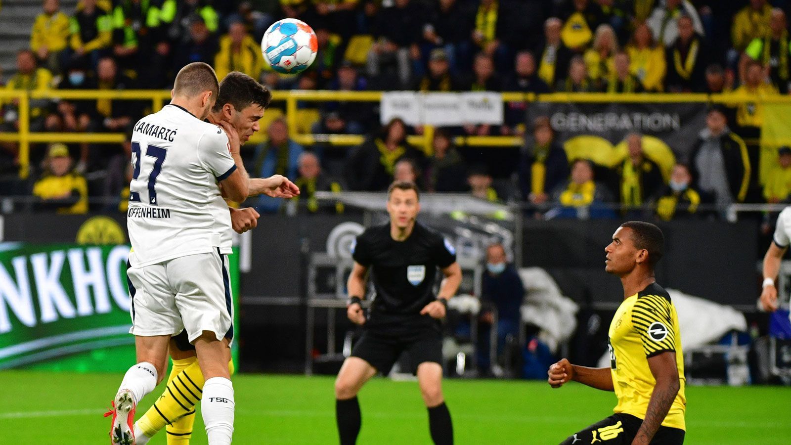 
                <strong>Das Torjägerduell bei Borussia Dortmund gegen TSG Hoffenheim</strong><br>
                Zu Beginn haben die Kraichgauer im Signal Iduna Park etwas überraschend Oberwasser, auch Kramaric setzt sich in Szene. Mit einem Aluminiumtreffer sorgt er für einen frühzeitigen Hallo-wach-Effekt beim BVB.
              