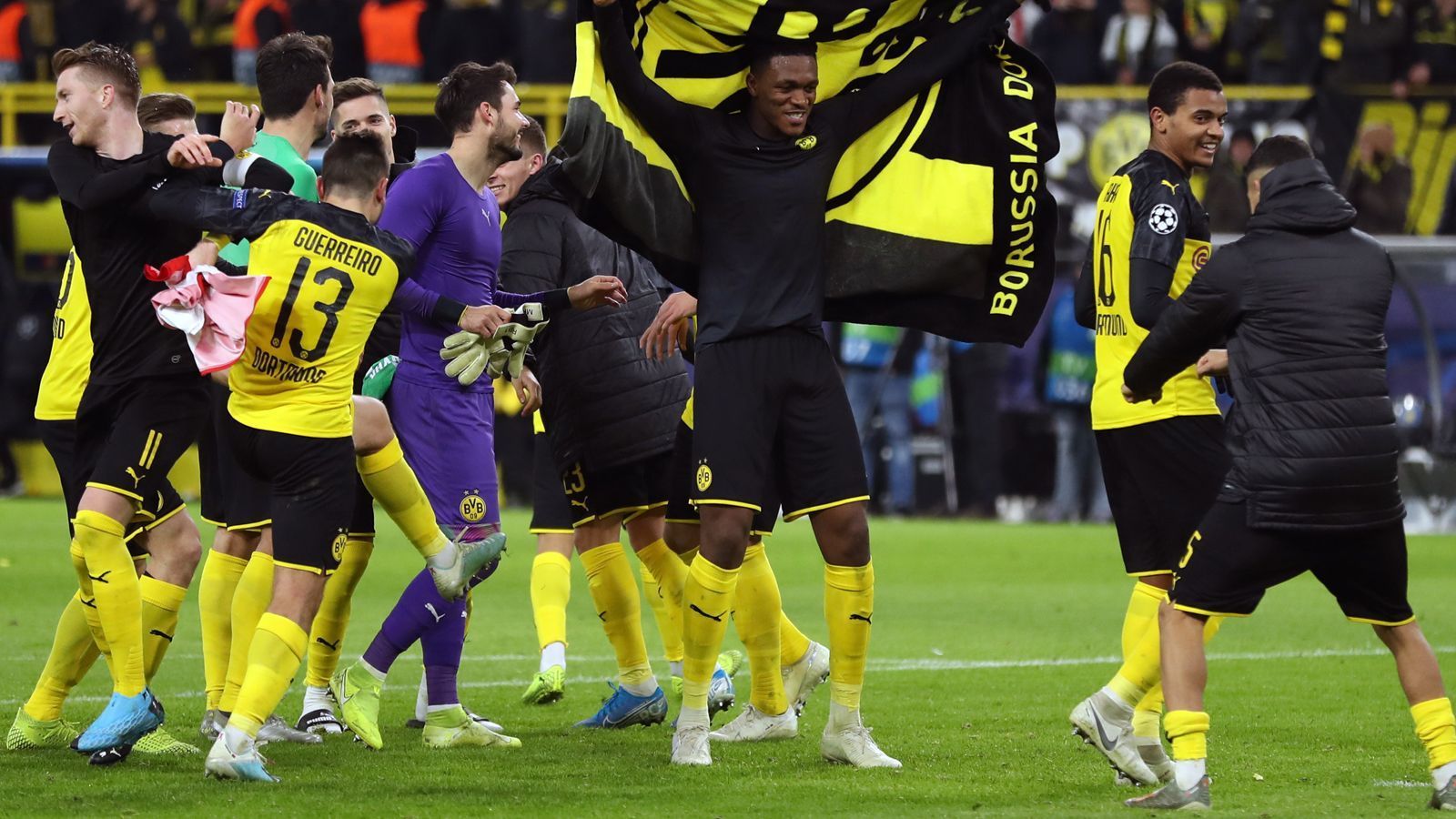 
                <strong>Borussia Dortmund </strong><br>
                Der BVB hat es trotz schwieriger Ausgangslage am letzten Spieltag der Gruppenphase ins Achtelfinale geschafft. Neben einem eigenen Erfolg waren die Schwarz-Gelben auch darauf angewiesen, dass Inter Mailand zu Hause nicht gegen Barcelona gewinnen konnte. Mit einem 2:1-Erfolg gegen Slavia Prag erfüllte der BVB zunächst die eigene Pflicht, wenn auch mit Mühe. Barca leistete mit einem 2:1-Erfolg dann auch noch die nötige Schützenhilfe. Damit steht die Borussia in der K.O.-Runde. 
              