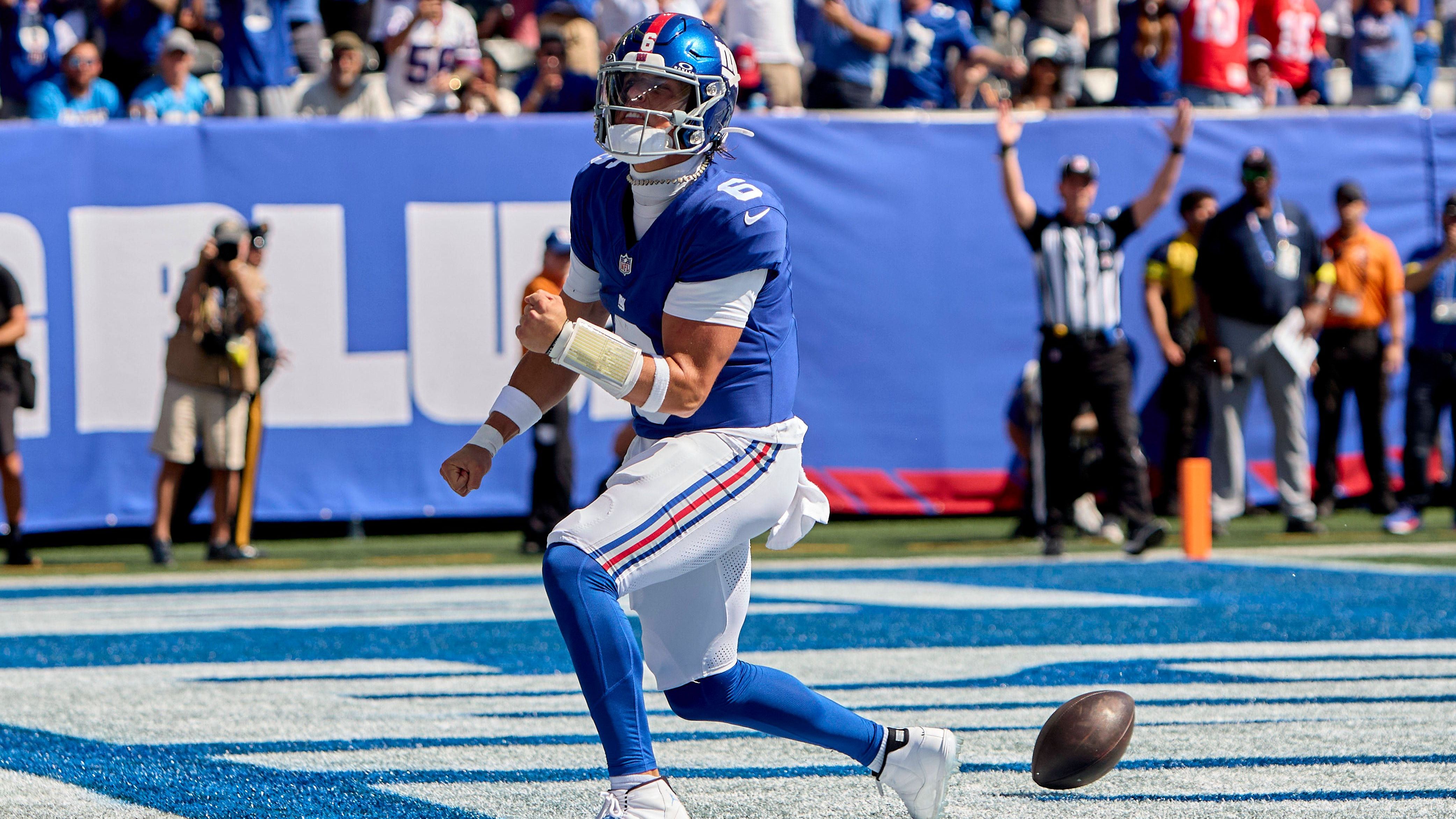<strong>Platz 24: New York Giants (Vorwoche: 28)<br></strong>Es ist sowas von "DartSZN" in East Rutherford. Jaxson Dart wurde vor dem Spiel gegen die Los Angeles Chargers zum Starter ernannt und bewies eindrucksvoll, dass man Energie in einem Team nicht mit Statistiken messen kann. Die sind bei ihm mit 165 Total Yards und zwei Touchdowns nämlich nur okay, aber die Giants sind mit einem ganz anderen Gesicht angetreten und haben auch deshalb mit 21:18 gewonnen. Das hat man in jeder Sekunde gemerkt.