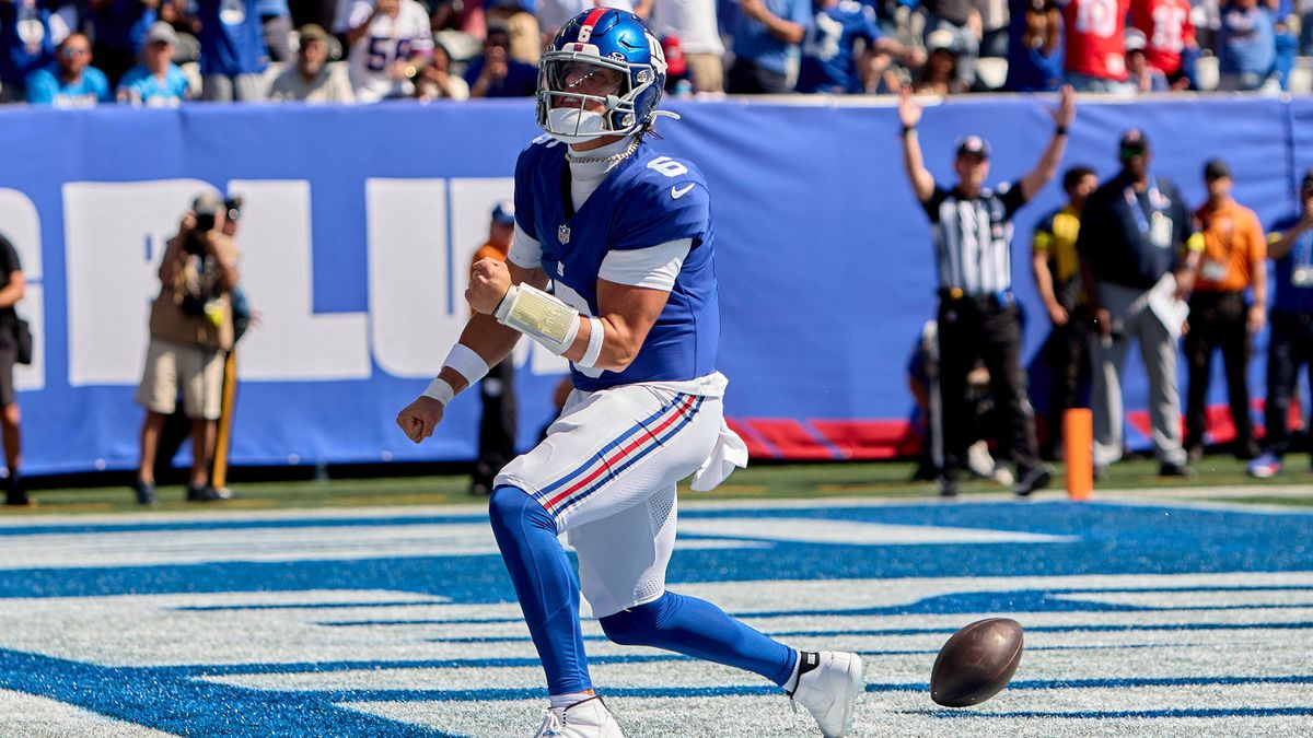 New York Giants quarterback Jaxson Dart (6) reacts after scoring a touchdown against the Los Angels Chargers during a NFL, American Football Herren, USA game at MetLife Stadium in East Rutherford, ...