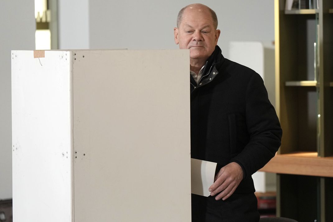 23. Februar 2025, Brandenburg, Potsdam: Olaf Scholz (SPD), Bundeskanzler und Kanzlerkandidat, gibt in dem Wahllokal in der IHK in Potsdam seine Stimme ab. 