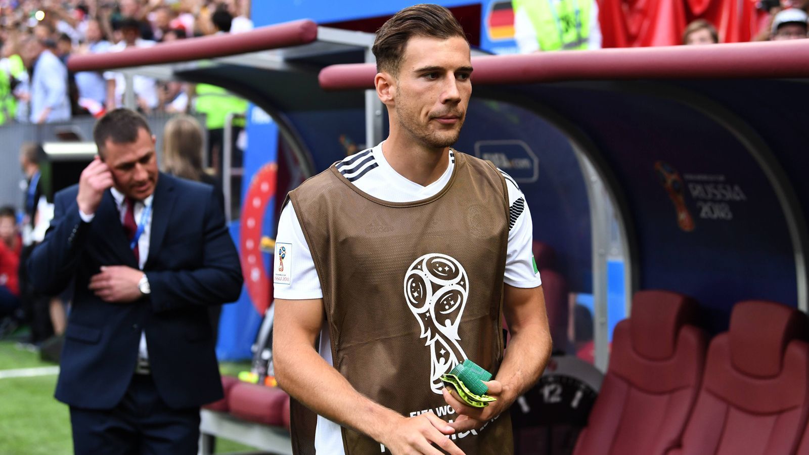 
                <strong>Leon Goretzka</strong><br>
                Beim siegreichen Confed Cup zählte Leon Goretzka mit seinen drei Toren und einer Torvorlage zu den prägenden Figuren im deutschen Spiel. Bei der derzeit laufenden Weltmeisterschaft muss er sich wieder hinten anstellen. Dabei könnte er der Mannschaft durchaus helfen. Goretzka kann sowohl im offensiven wie auch im defensiven Mittelfeld eingesetzt werden. Da gegen Mexiko beide Mannschaftsteile versagten, hätte Goretzka durchaus eine Chance verdient. Was ebenfalls für den baldigen Bayern-Spieler spricht: Er ist sich für keinen Zweikampf zu schade, war bei Schalke 04 oft der Spieler mit den meisten Zweikämpfen. Diese Eigenschaft könnte der DFB-Elf, die in Mexiko oft sehr passiv agierte, zugute kommen.
              