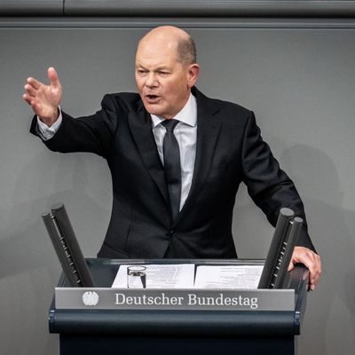 31.01.2024, Berlin: Bundeskanzler Olaf Scholz (SPD), spricht im Bundestag in der Generaldebatte zum Etat des Bundeskanzlers und des Bundeskanzleramts. 