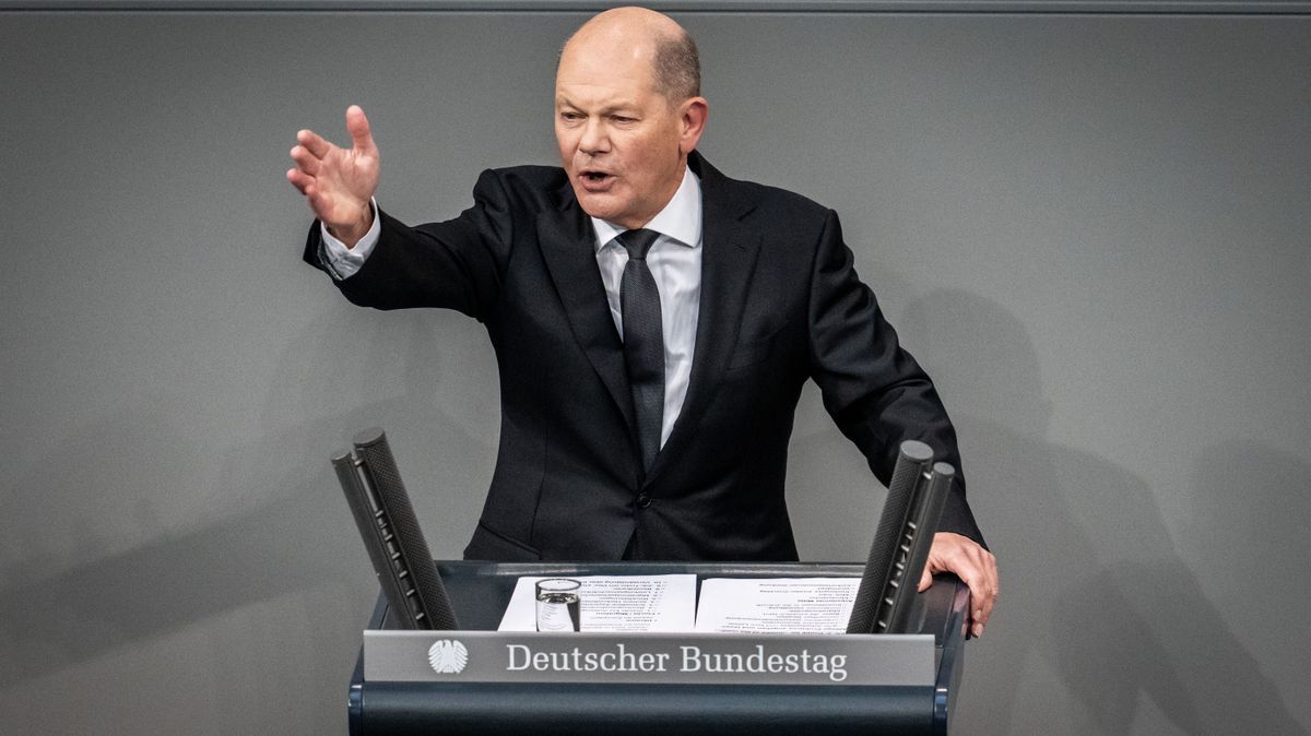 31.01.2024, Berlin: Bundeskanzler Olaf Scholz (SPD), spricht im Bundestag in der Generaldebatte zum Etat des Bundeskanzlers und des Bundeskanzleramts. 