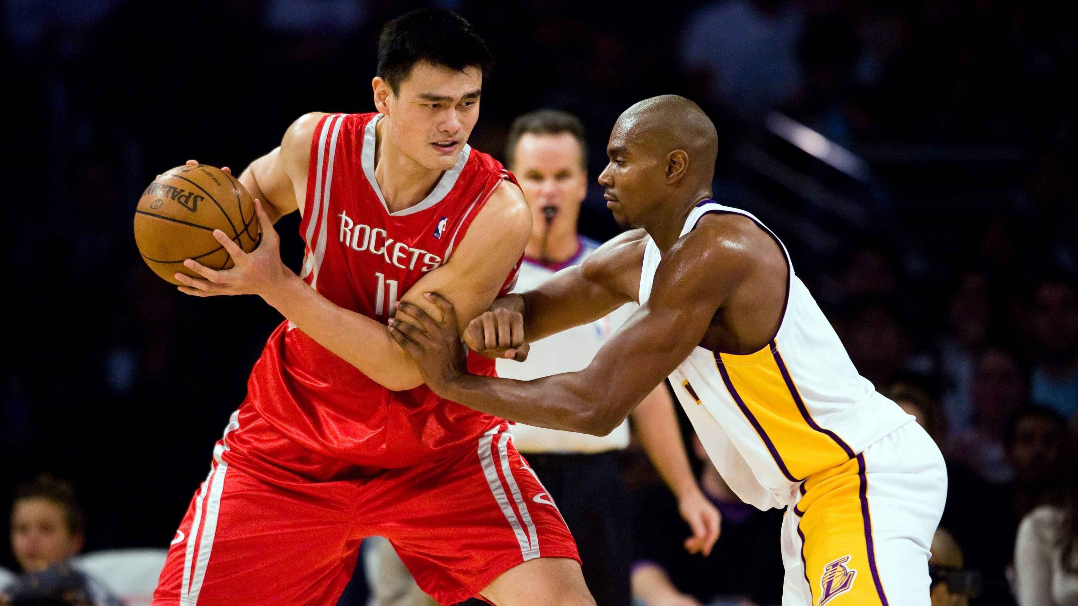 
                <strong>Platz 3 (geteilt): Yao Ming</strong><br>
                &#x2022; Größe: 2,29 Meter (US-Größe: 7 foot 6 inches)<br>&#x2022; Team: Houston Rockets (2002-2011)<br>&#x2022; Nationalität: China<br>&#x2022; Stats: 9.196 Punkte und 4.467 Rebounds in 481 Spielen<br>
              