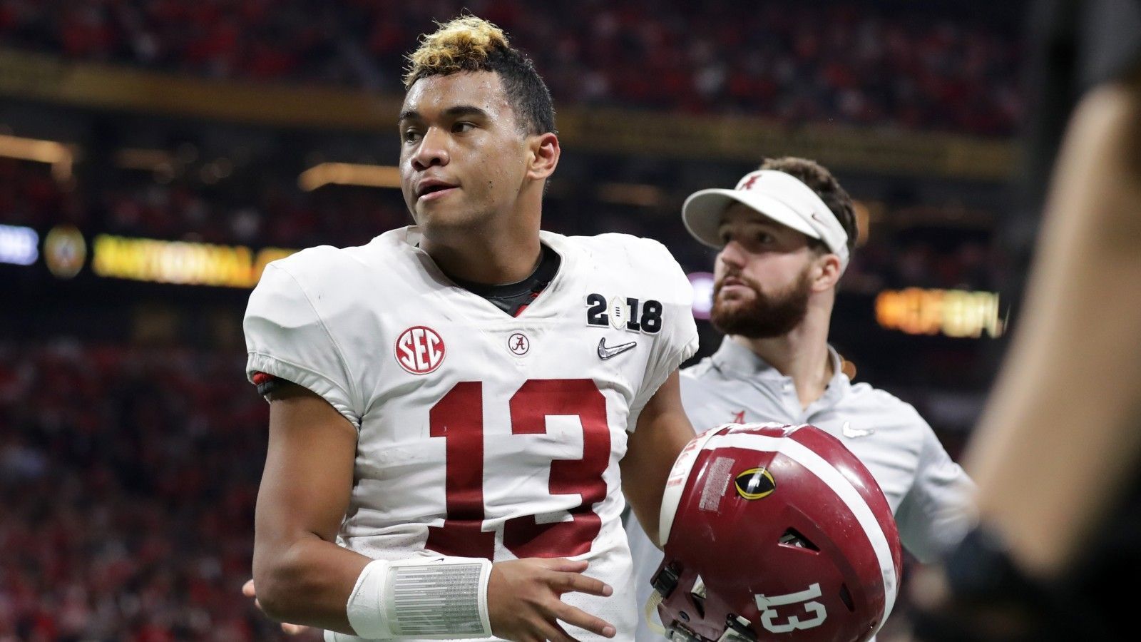 
                <strong>Tua Tagovailoa: Ausbildung</strong><br>
                Der aus Hawaii stammenden Tagovailoa spielte am College bei den Alabama Crimson Tide. Die Auszeichnung mit der Heisman Trophy verfehlte er als Zweiter hinter Kyler Murray nur knapp. Er hält nach wie vor den Rekord für das höchste Passing Efficiency Rating im College Football über eine gesamte Saison. In seiner letzten Spielzeit hatte er mit einer schweren Hüft-Verletzung zu kämpfen, er musste sogar um seine Karriere bangen. Beim Draft wurde er eine Position vor Justin Herbert, als Fünfter von den Dolphins ausgesucht.
              