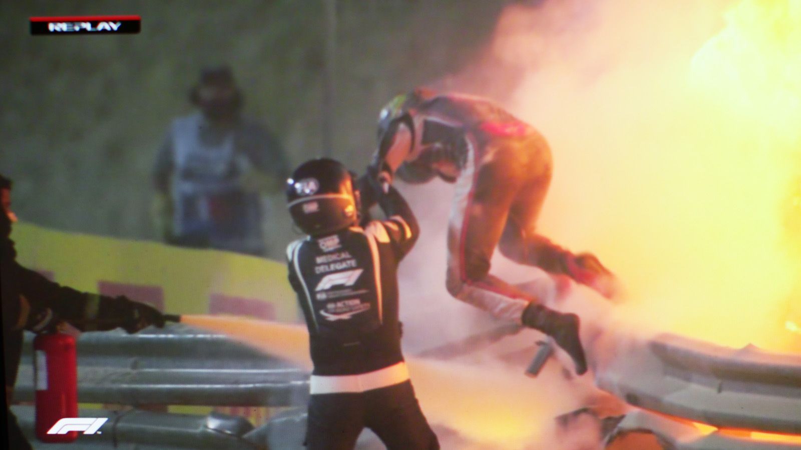 
                <strong>Horror-Unfall in der Formel 1</strong><br>
                Grosjean kann sich selbst aus dem brennenden Wrack retten. Auch dank seines Anzugs, der zehn Sekunden lang vor einer Temperatur von 1000 Grad schützt.
              