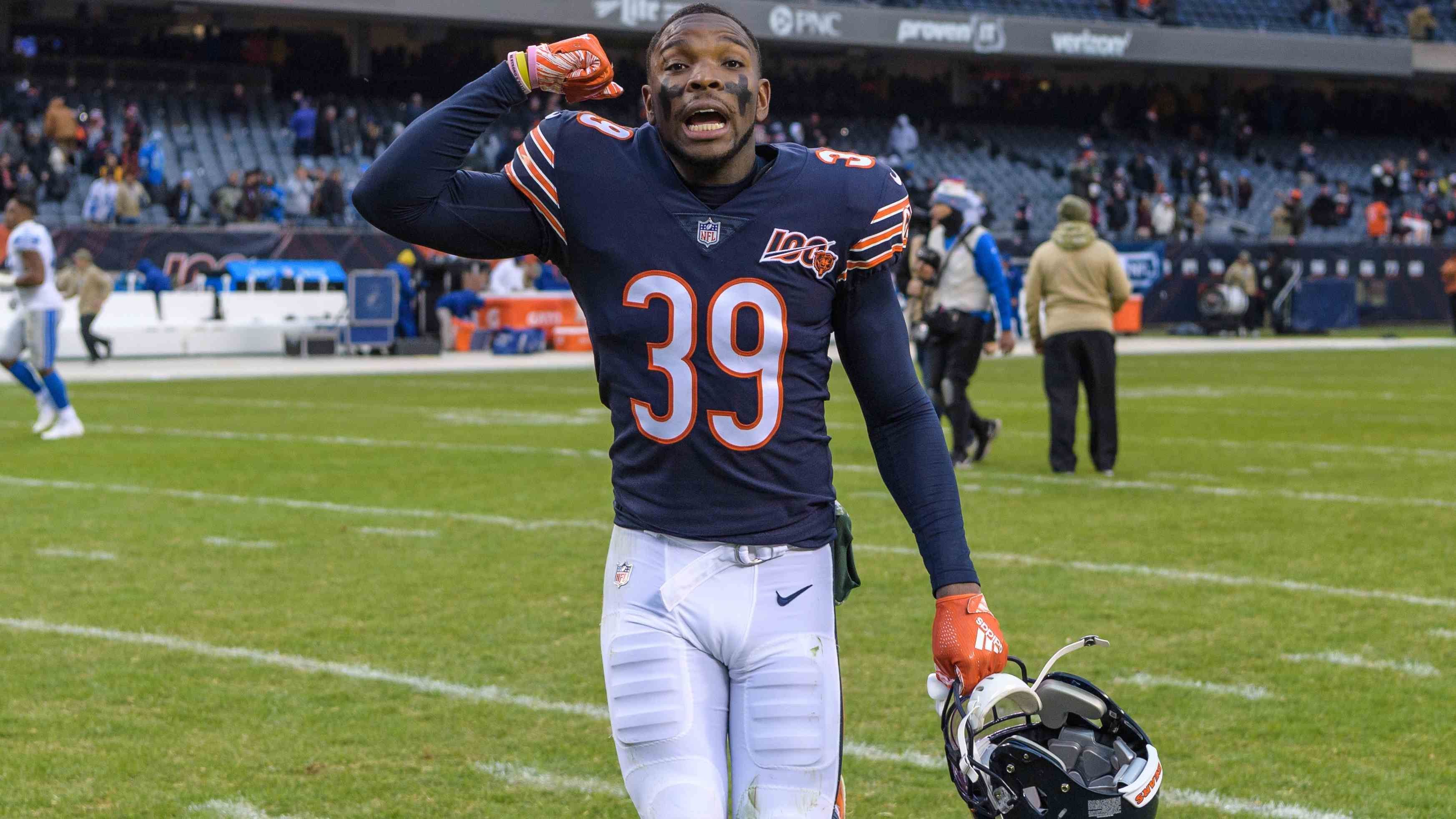 
                <strong>Platz 5: Eddie Jackson (Chicago Bears)</strong><br>
                Dass Safety Eddie Jackson 2019 nur 43 Mal das Target in der Bears-Defensive war, zeigt wie viel Respekt er sich unter den gegnerischen Quarterbacks verschafft hat. Wenn er angeworfen wird, bringen die Quarterbacks gerade einmal ein Passer Rating von 49,9 zusammen. Kein Wunder also, dass er es auf den fünften Platz bringt:Passer rating allowed: 49,9Catch rate allowed below expectation: -20,9 Tight window pct: 16,3Target rate: 8,1Average separation yards: 2,9
              