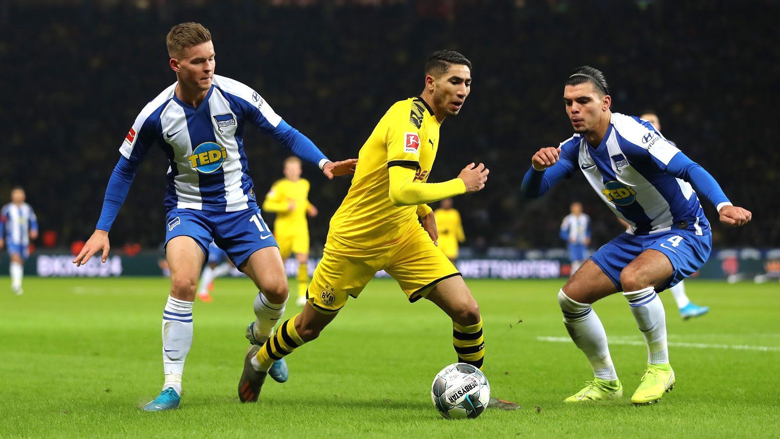 
                <strong>Borussia Dortmund (60 Punkte, +45 Tore) - Hertha BSC (38 Punkte, -7 Tore)</strong><br>
                Samstag, 18:30 Uhr (im Liveticker auf ran.de und in der App)Bilanz nach der Zwangspause: S-S-N-S vs. S-S-U-SBei vier Punkten Vorsprung auf den ersten Nicht-CL-Platz kann sich der BVB keineswegs zurücklehnen, sondern ist umso mehr gefordert, den Aufschwung von Hertha BSC zu stoppen. Die Hauptstädter lösten unter Bruno Labbadia alle Fesseln, so befreite sich der monatelange Abstiegskandidat aus dem Keller und pirscht sich sogar noch einmal heran an die EL-Plätze. Rang sechs und sieben sind jeweils nur vier Punkte entfernt.
              