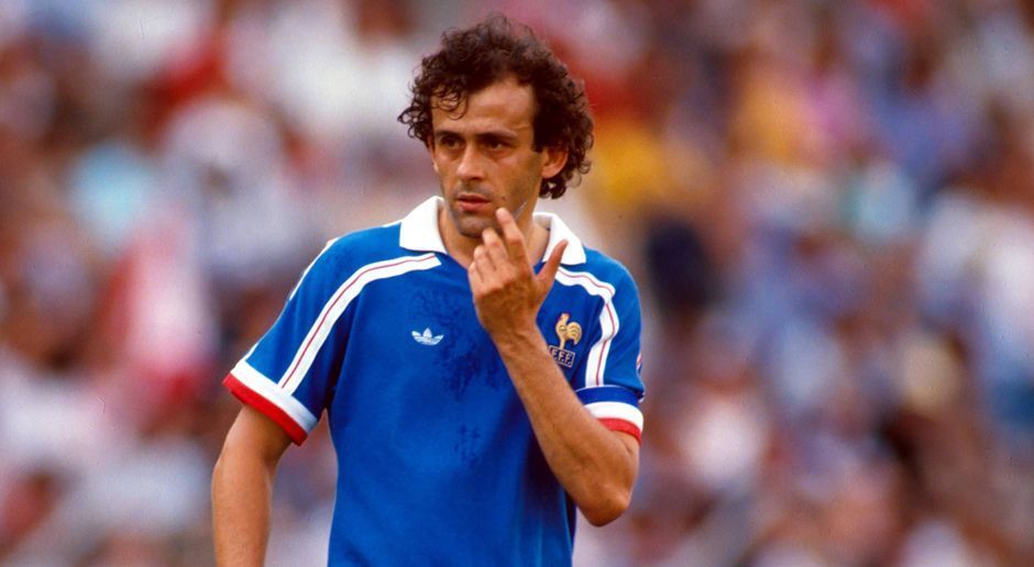 
                <strong>Michel Platini</strong><br>
                Michel Platini (Frankreich)Zweimal beendete Deutschland jeweils im Halbfinale den großen WM-Traum von Michel Platini. Besonders bitter lief es 1982 als Frankreich in der Verlängerung bereits 3:1 führte und am Ende im Elfmeterschießen scheiterte. Vier Jahre später war die Grande Nation beim 0:2 dagegen chancenlos. Sehr viel besser machte es Michel Platini bei der Heim-EM 1984. Mit unfassbaren neun Toren in fünf Partien schoss der spätere UEFA-Präsident Frankreich praktisch im Alleingang zum Titel. Nie wieder prägte ein einzelner Spieler ein Turnier derart, wie es Platini 1984 getan hatte. 
              