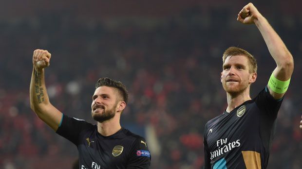 
                <strong>FC Arsenal (England)</strong><br>
                FC Arsenal (England): Die Gunners um Kapitän Per Mertesacker sichern sich am letzten Gruppenspieltag mit einem 3:0 Sieg über Olympiakos Piräus das Ticket für das Achtelfinale. Hinter dem FC Bayern München landet Arsenal auf Platz zwei der Gruppe F. 
              