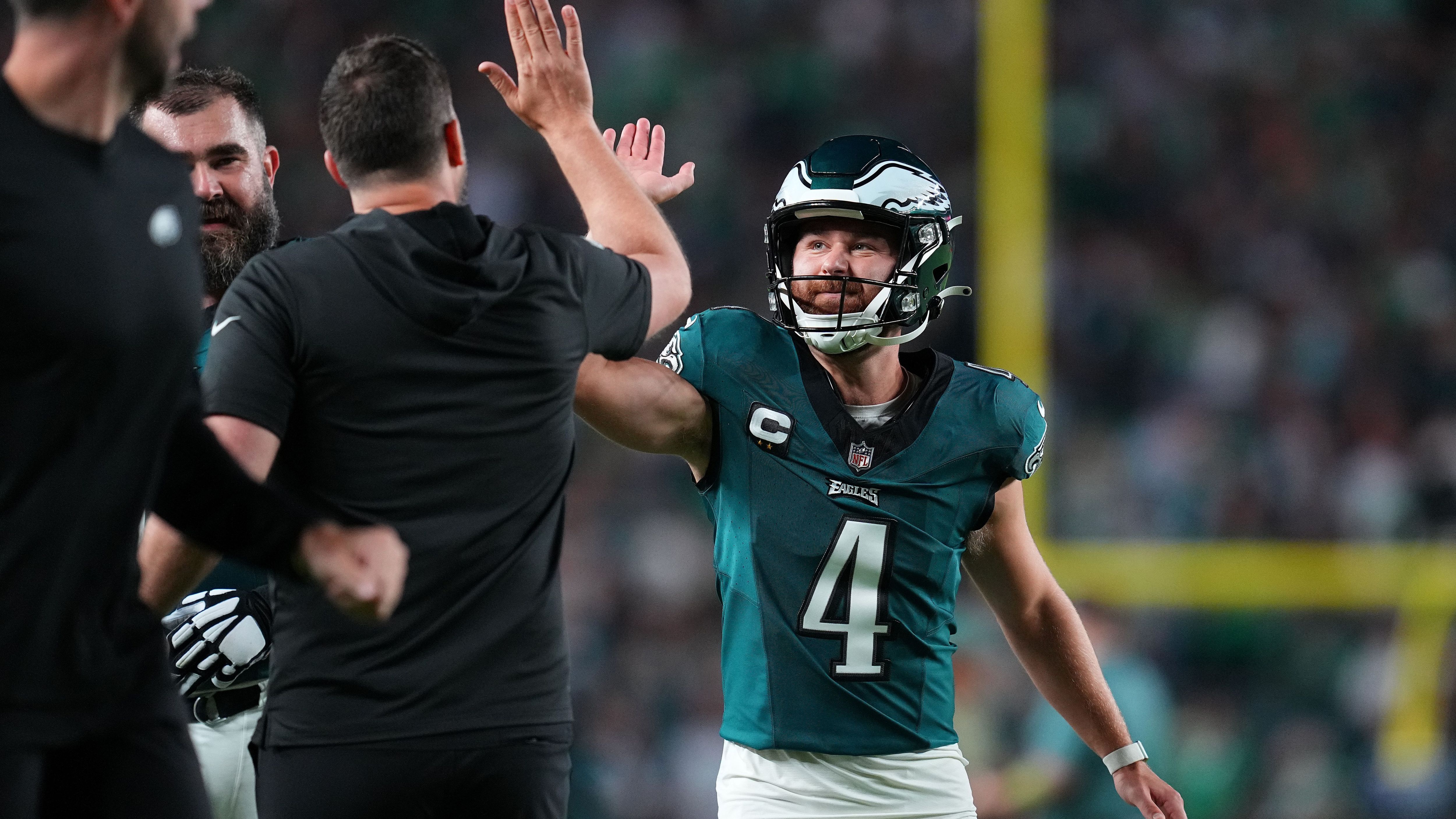 <strong>Jake Elliott - 61 Yards</strong><br> Am 14. September 2023 verwandelt Jake Elliott für die Philadelphia Eagles gegen die Vikings zum zweiten Mal in seiner Laufbahn ein Field Goal aus 61 Yards. Damit ist er einer von vier Spielern, die mehrmals aus einer Distanz von 61 Yards oder mehr ein Field Goal getroffen haben. <strong><em>ran</em></strong> zeigt die längsten Field Goals der NFL-Geschichte.