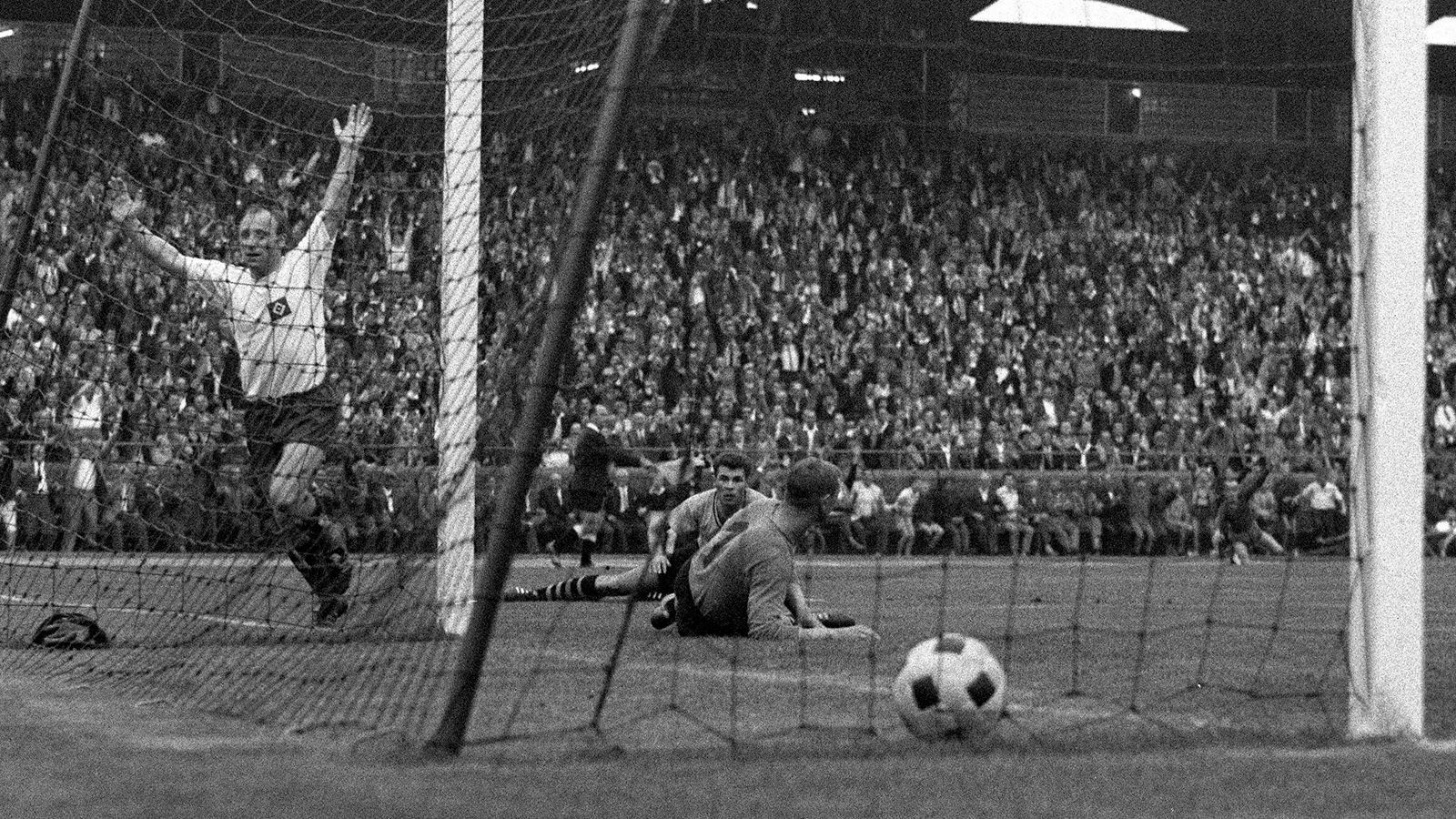 
                <strong>Drei Tore in einem Pokalendspiel: U. Seeler, Wohlfahrt, Lewandowski</strong><br>
                Ein illustres Trio sicherte sich diesen Rekord. Uwe Seeler (Bild, Hamburger SV) beim 3:0 gegen Borussia Dortmund im Finale von 1963. Roland Wohlfarth (FC Bayern) beim 5:2 gegen den VfB Stuttgart 1986. Und Robert Lewandowski (Borussia Dortmund) beim 5:2 des BVB gegen die Bayern 2012.
              