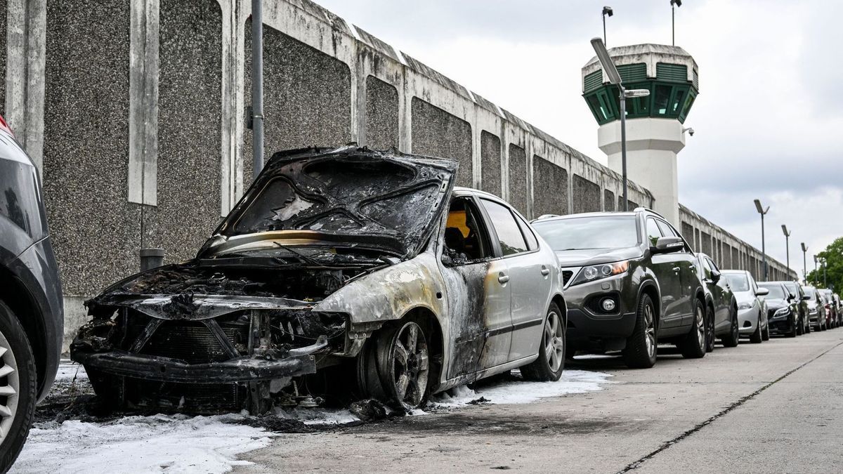 Autos vor Gefängnissen angezündet. 