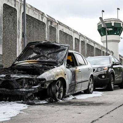 Autos vor Gefängnissen angezündet. 
