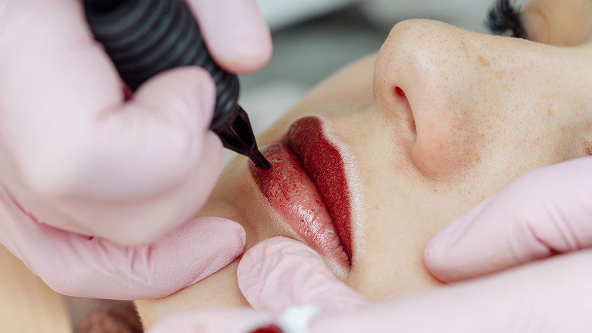 Die gesamte Behandlung dauert zwischen ein bis zwei Stunden – wir berichten in unserem Beauty-Artikel über das Permanent Make-up für Lippen und verraten die Hacks zu Aquarell Lips.