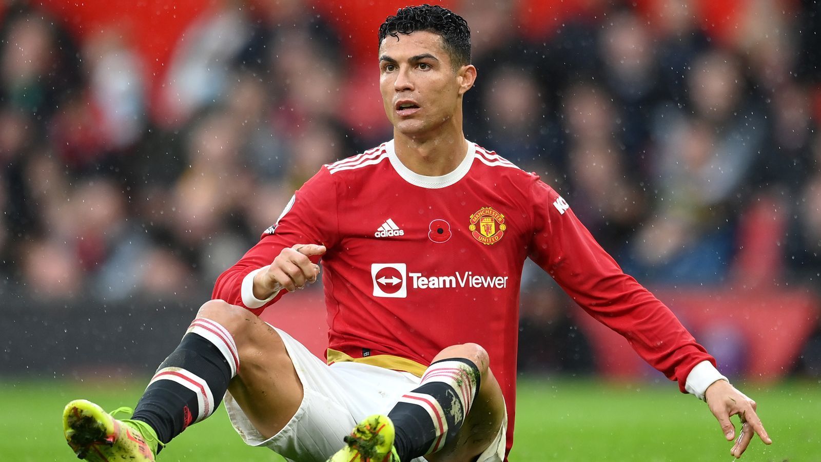 
                <strong>Bei United-Aus: Mögliche Landing Spots für Cristiano Ronaldo</strong><br>
                Sollte Manchester United die Qualifikation für die Champions League verpassen, könnte Cristiano Ronaldo laut Medienberichten aus England möglicherweise schon nach nur einem Jahr wieder das Weite suchen. Die Zeitung "The Sun" nennt fünf mögliche Landing Spots des portugiesischen Superstars, sollte er sich im Sommer 2022 zu einem Abgang von ManUtd entscheiden und seinen Vertrag, der bis 2023 läuft (mit Option auf ein weiteres Jahr), nicht erfüllen wollen.
              