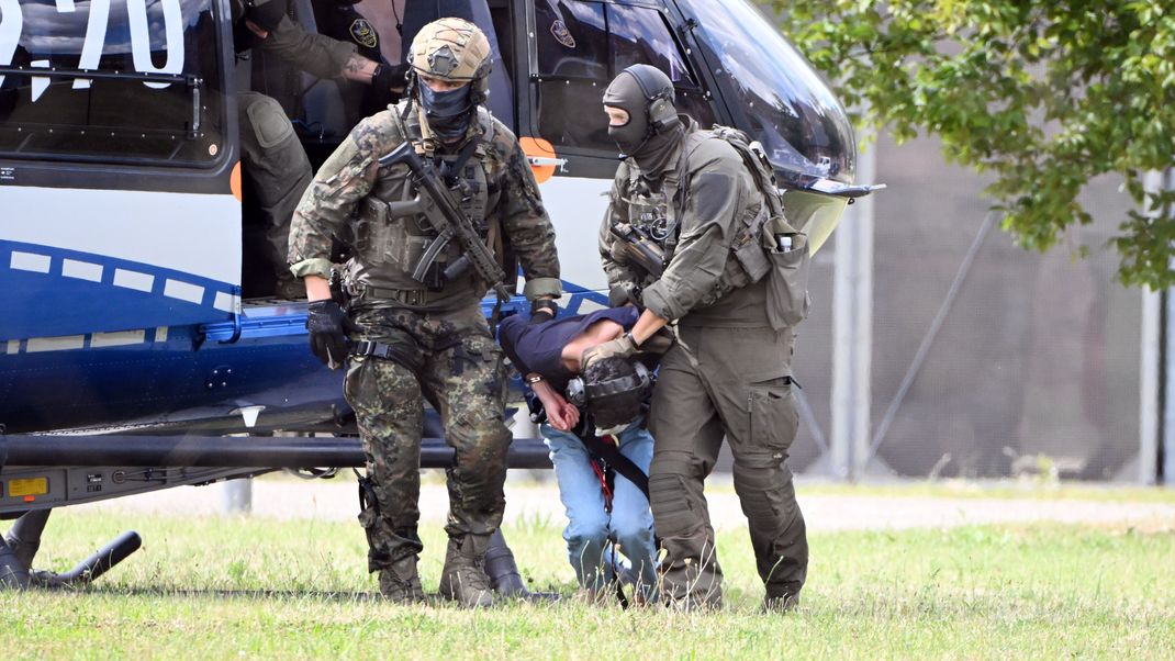 Der mutmassliche Täter des Messerangriffs von Solingen wird zum Ermittlungsrichter des Bundesgerichtshof gebracht.