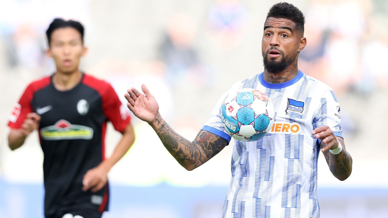 
                <strong>Angriff: Kevin-Prince Boateng (Hertha BSC)</strong><br>
                Als routinierter Leader sollte Hertha-Rückkehrer Kevin-Prince Boateng die Berliner wieder in ruhigeres Bundesliga-Fahrwasser führen, doch im ersten Halbjahr der  Reunion war der 34-Jährige eher Ergänzungs- als Führungsspieler. Besonders gegen Ende der Hinrunde durfte der Offensivspieler fast ausschließlich nur noch als Joker ran und als solcher war er nicht besonders wirkungsvoll (null Tore, null Vorlagen). Doch die Rolle bei der Hertha definiert Boateng ohnehin weniger über seine persönlichen Einsatzminuten. "Mein Job ist, die jungen Spieler so stark zu machen, dass sie Hertha wieder an die Spitze bringen. Leute wie (Maximilian) Mittelstädt und (Marco) Richter drehen auf, ein paar Prozent sind von mir dabei, das macht mich stolz", sagte Boateng bei "Hertha TV".
              