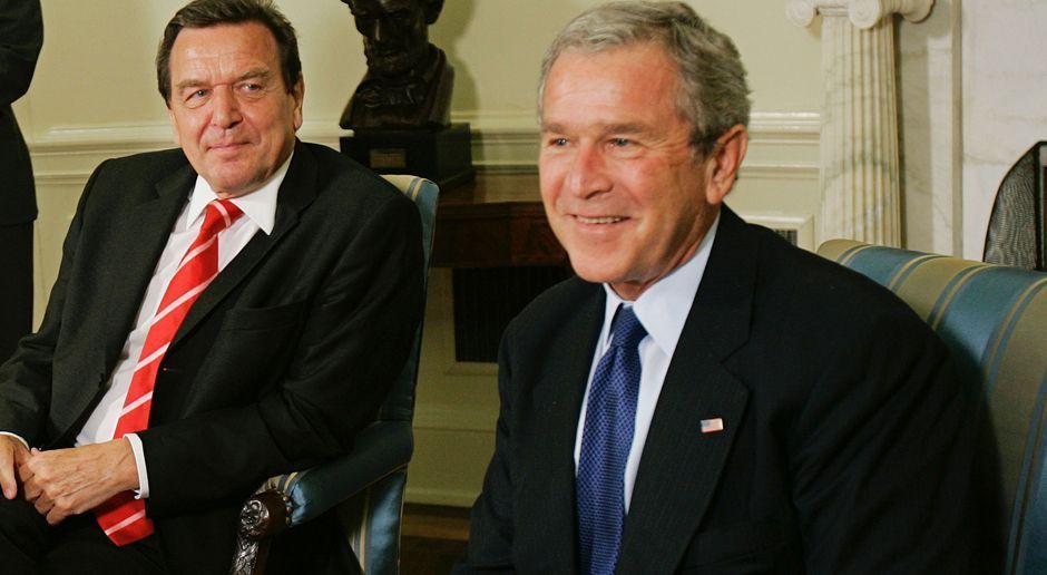 
                <strong>Politik</strong><br>
                In den USA dürften sich viele das Jahr 2003 zurückwünschen, beziehungsweise den damaligen Präsidenten George W. Bush. Beziehungsweise irgendeinen der Ex-Präsidenten, denn im Grunde ist so ziemlich jeder besser als Donald Trump. Und Gerhard Schröder? Ist inzwischen zum fünften Mal verheiratet.
              