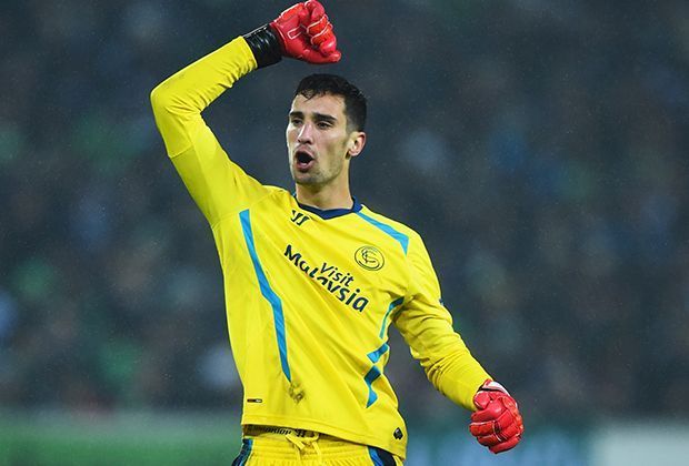 
                <strong>Platz 9: Sergio Rico (50 Prozent)</strong><br>
                Der 21-Jährige vom FC Sevilla ist einer von vier Torhütern mit einer 50/50-Quote. Der Spanier spielte aber nur in zwölf Partien (sechs davon zu Null).
              