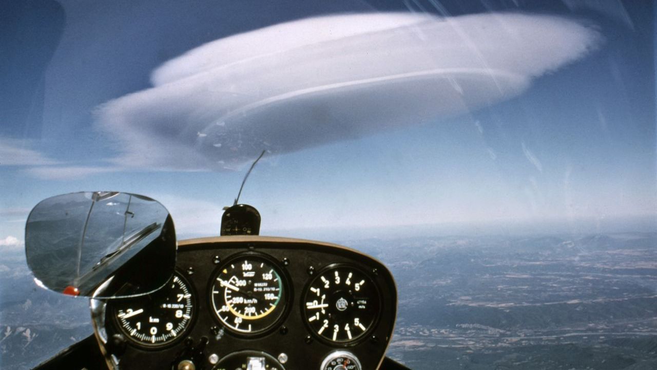 Manchmal erlaubt sich die Erdatmosphäre einen Spaß und formt Wolken zu UFOs. Es sind aber lediglich Lenticularis-Wolken ("Linsen"-Wolken). Sie entstehen, wenn eine Luftschicht durch einen Berg angehoben wird und ortsfest erscheint (wie eine "stehende Welle").