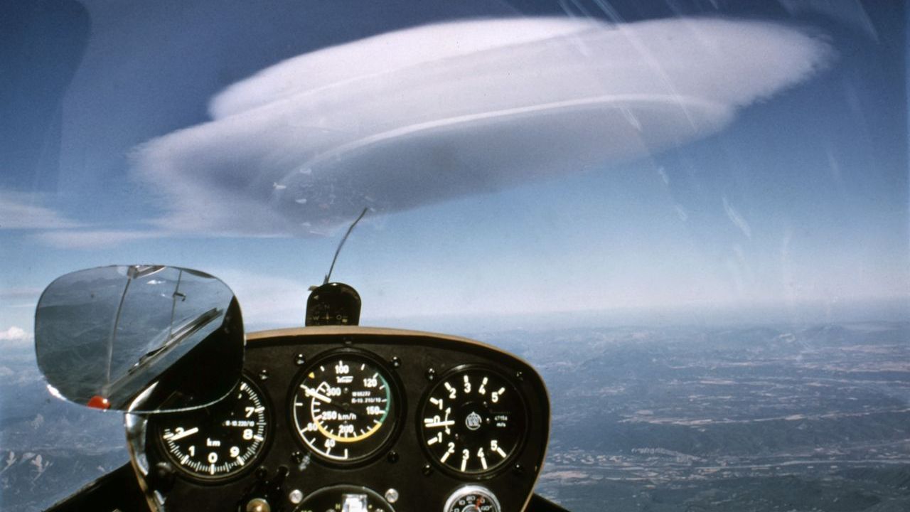 Manchmal erlaubt sich die Erdatmosphäre einen Spaß und formt Wolken zu UFOs. Es sind aber lediglich Lenticularis-Wolken ("Linsen"-Wolken). Sie entstehen, wenn eine Luftschicht durch einen Berg angehoben wird und ortsfest erscheint (wie eine "stehende Welle").