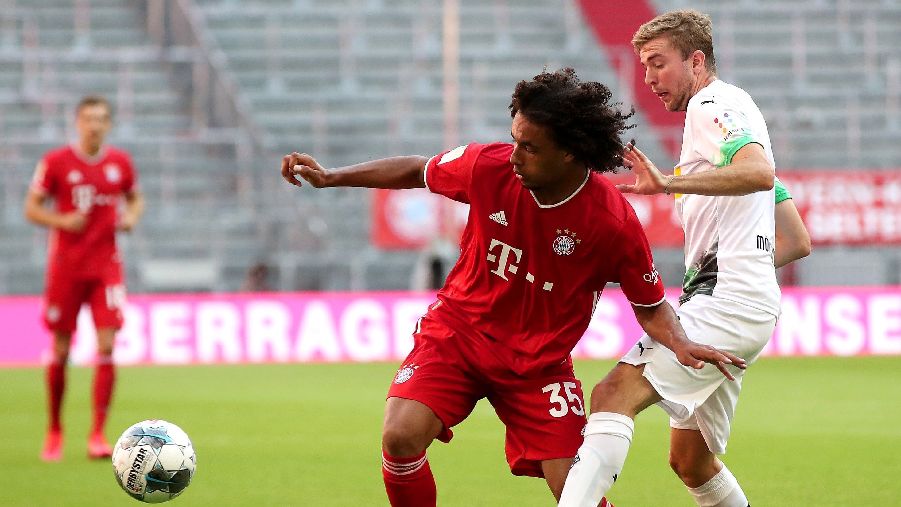 
                <strong>Joshua Zirkzee</strong><br>
                Der Youngster darf für den gesperrten Robert Lewandowski im Sturmzentrum ran. Seine Laufwege stimmen nicht immer, weshalb er von seinen Kollegen immer wieder lautstark angewiesen wird. Macht die wichtige Führung für die Münchner nach kapitalem Bock von Torhüter Sommer von außerhalb des Sechzehners, als die Borussia gerade besser ins Spiel kommt (26.). Sein Potenzial blitzt immer wieder auf, alles in allem aber häufig auf verlorenem Posten in einer enttäuschenden Bayern-Offensive. Hat eine Viertelstunde vor Schluss Feierabend. ran-Note: 
              